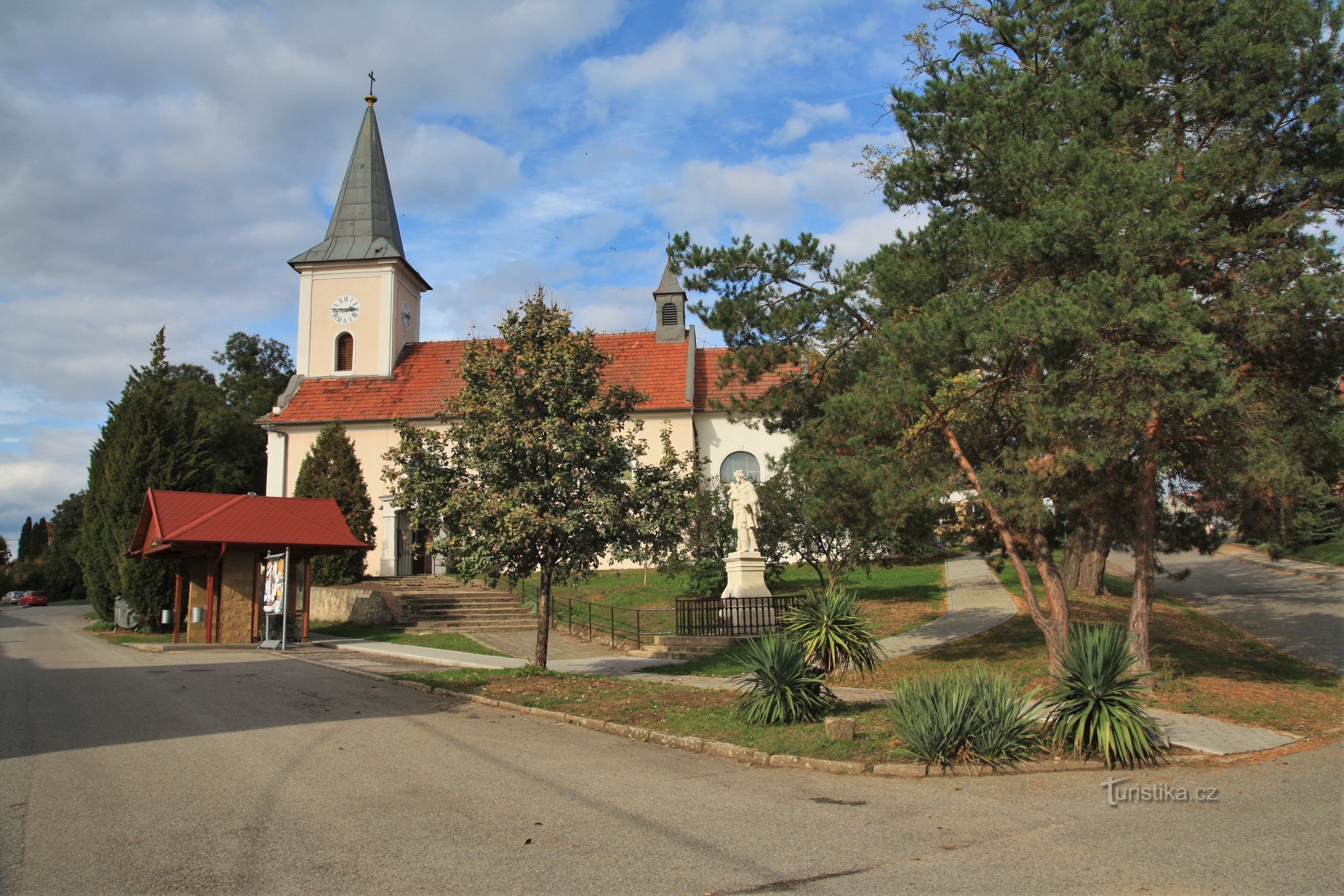 Le village de Pribic est dominé par l'église de St. Jean le Baptiste