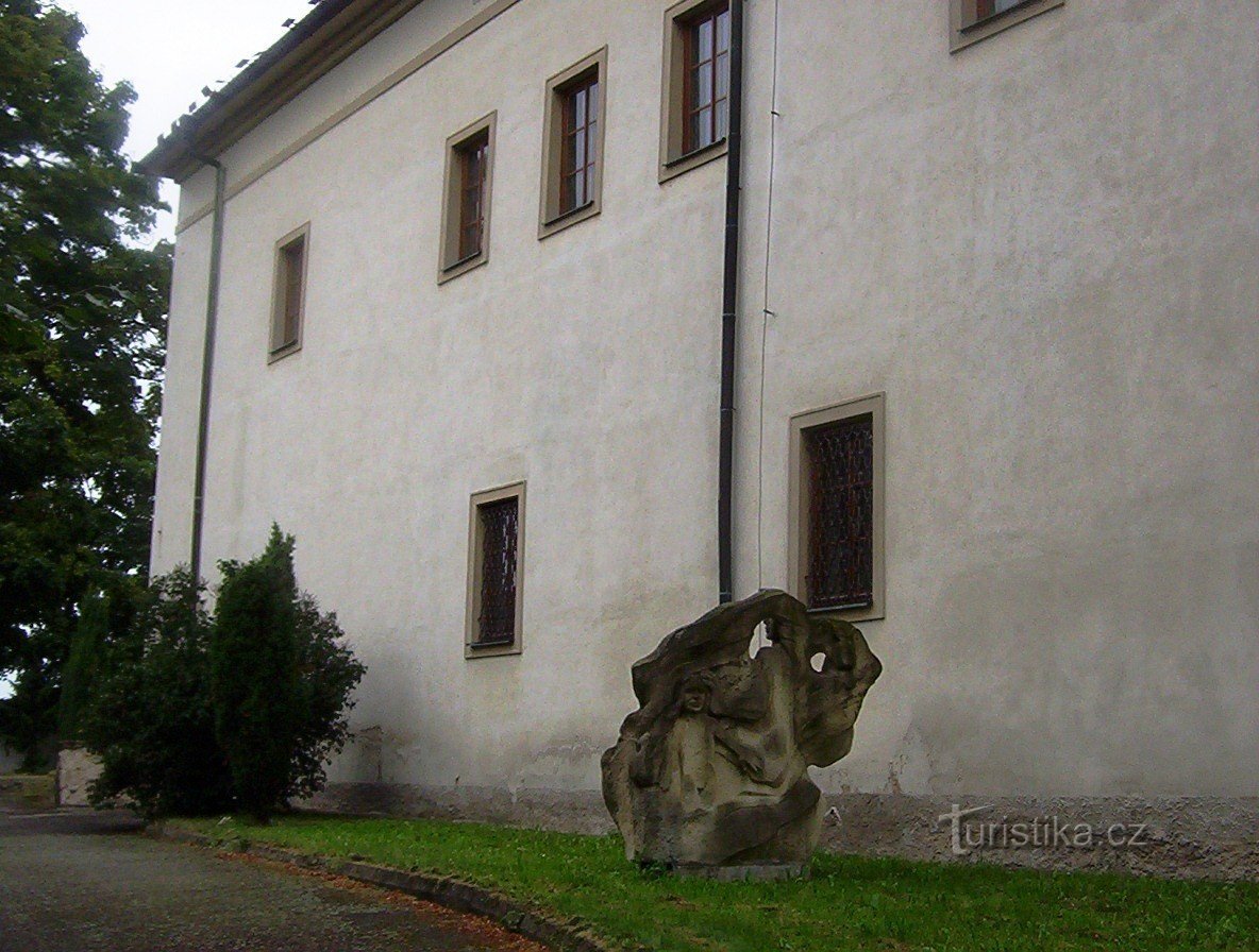 Přibyslav-Schloss-Südostfassade mit Skulptur-Foto: Ulrych Mir.