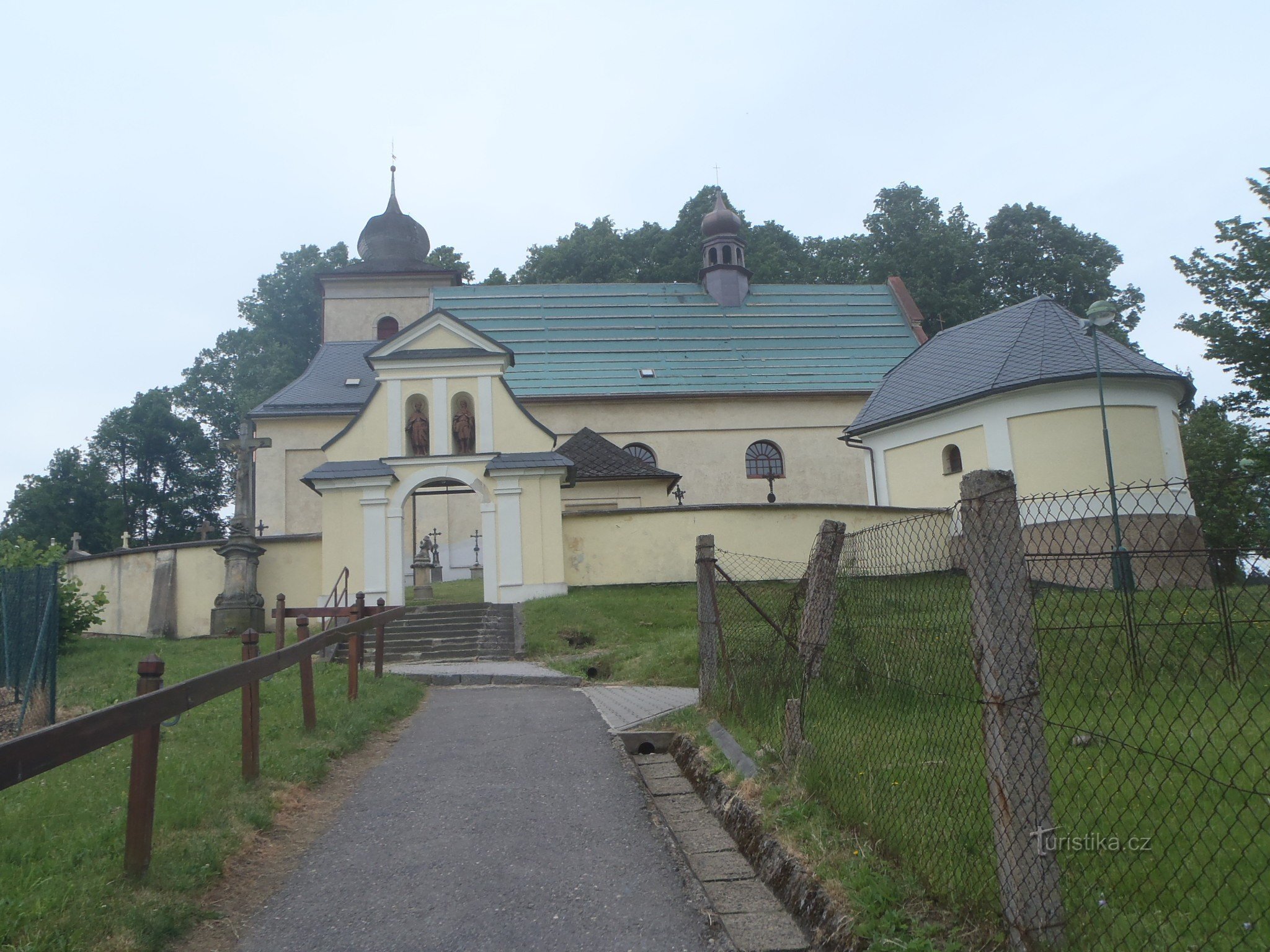 Érkezés a templomba