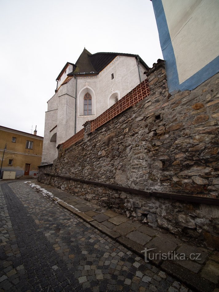 Příchod ke kostelu od východu strmou uličkou