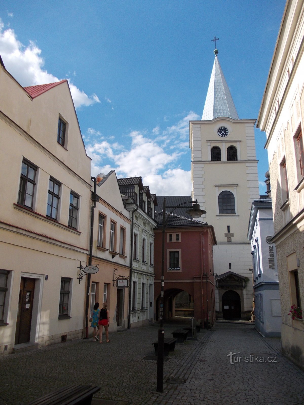 Ankunft in der Kirche vom Platz