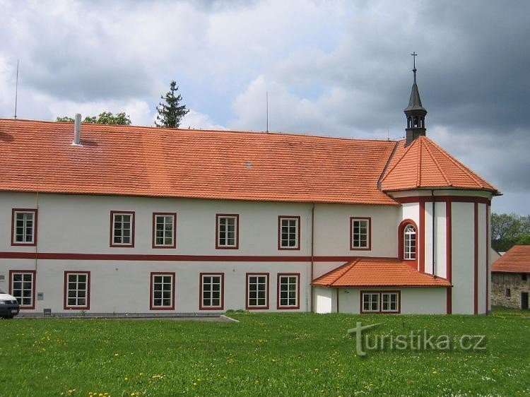 Dwarsvleugel van het kasteel met een kapel