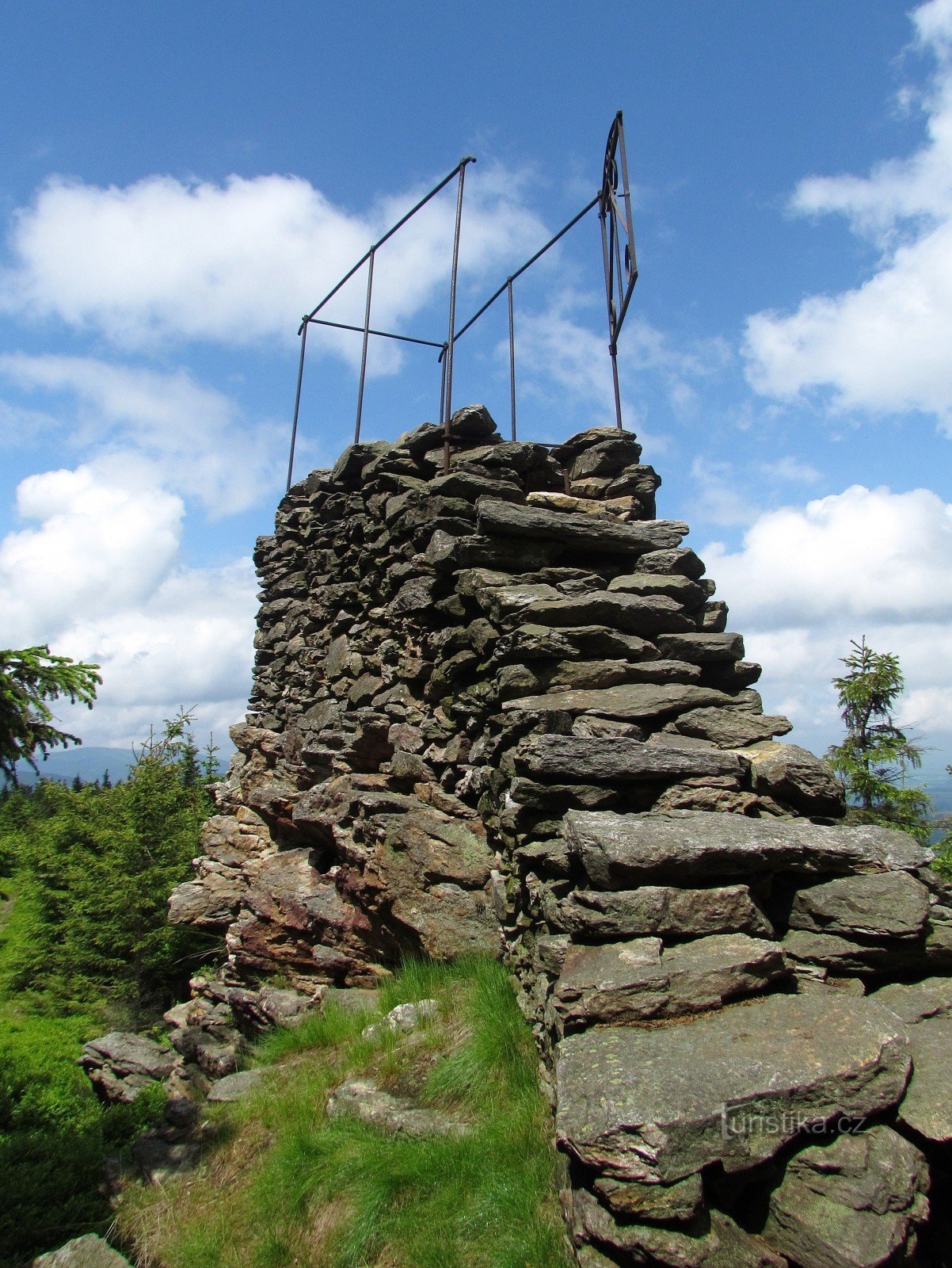 Wzgórze poprzeczne - kamienna wieża widokowa