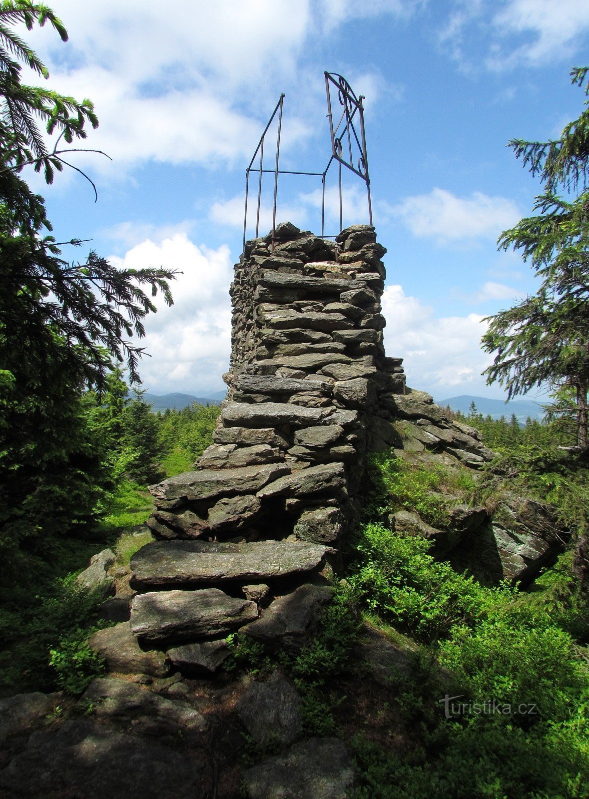 Tværgående bakke - udsigtstårn i sten