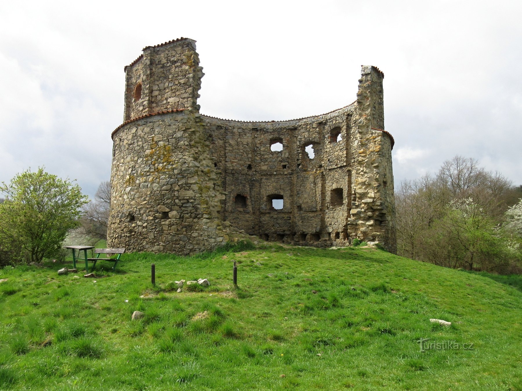 Příčovy - histoire et ruines d'un moulin à vent unique