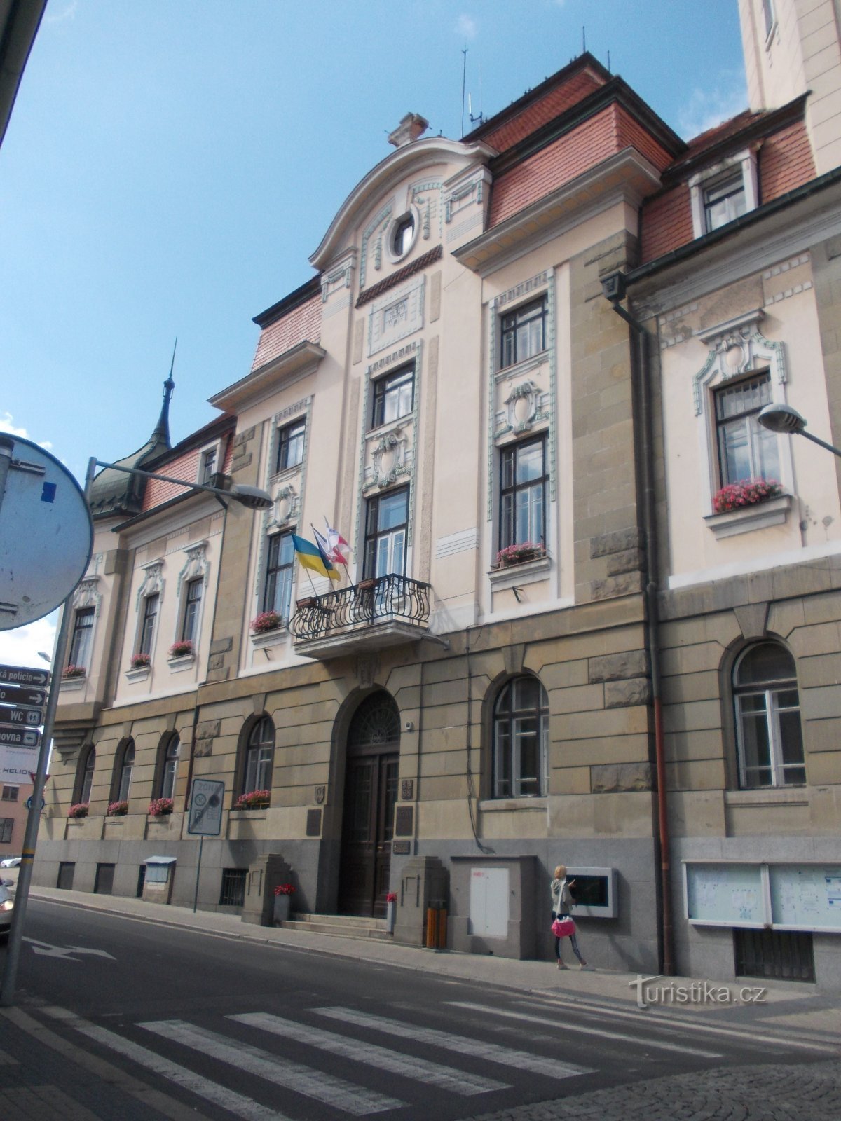 το μπροστινό μέρος του κτιρίου του δημαρχείου από την οδό Břežanská