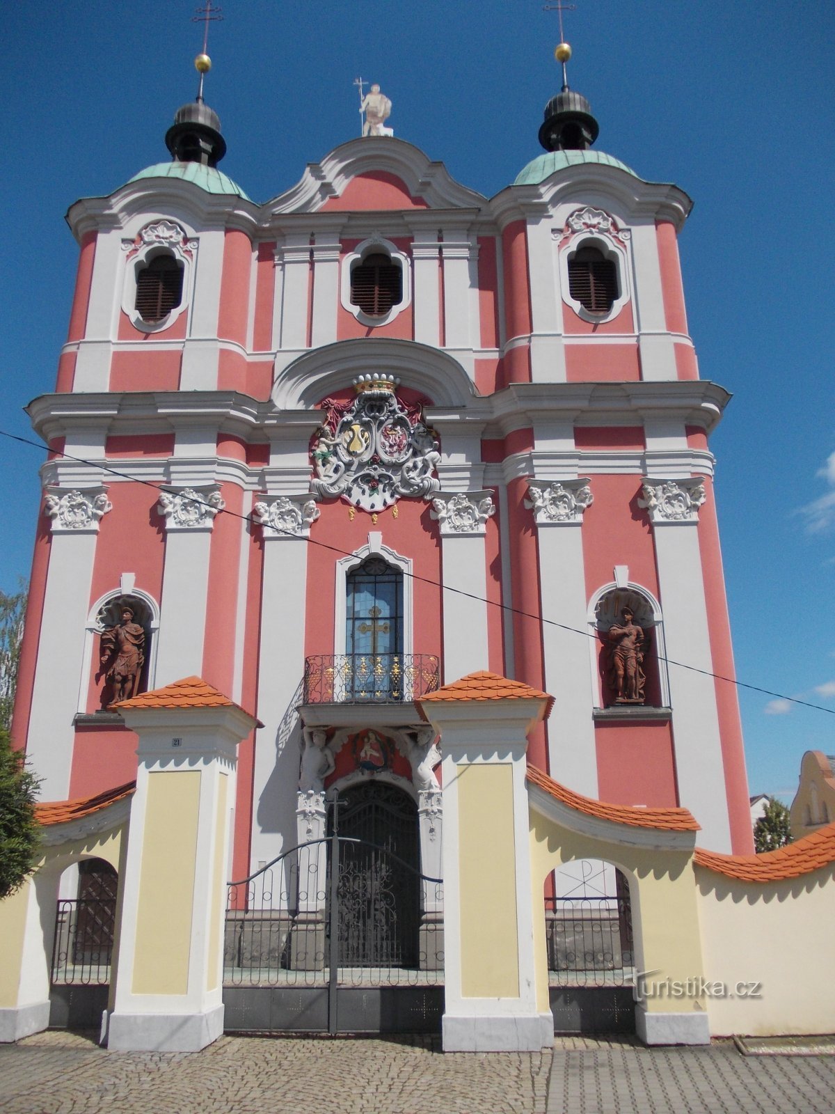 fasaden på kyrkan St. Johannes Döparen