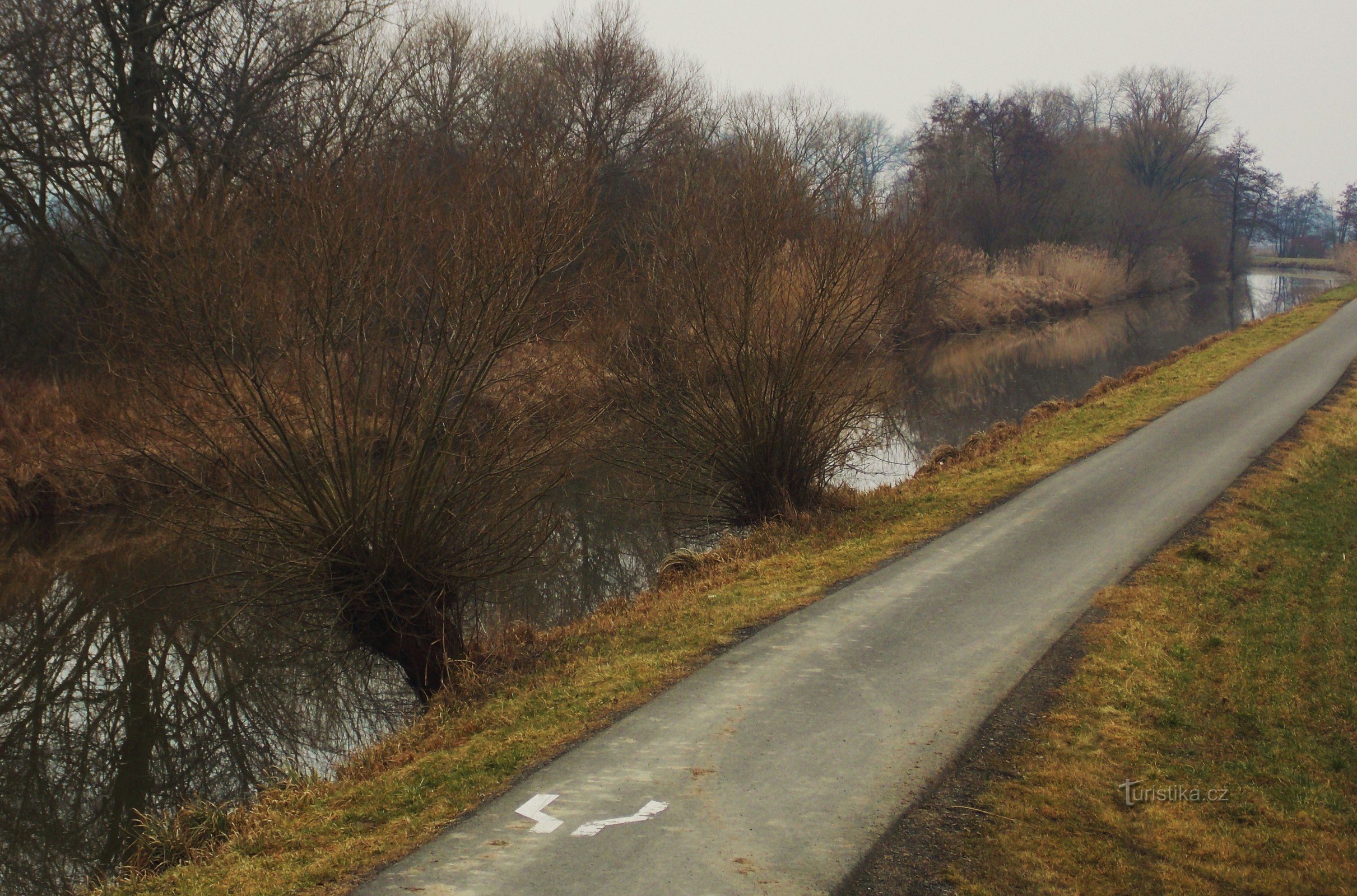 Détente agréable lors d'un voyage le long de la voie navigable sur le canal Baťa