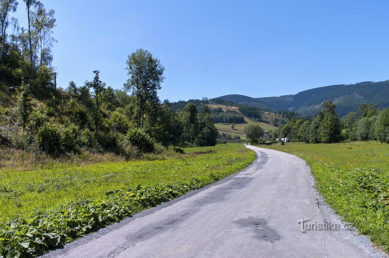 Ajungând în Stříbrnice, turnul de observație puțin vizibil în mijloc, pe stânga