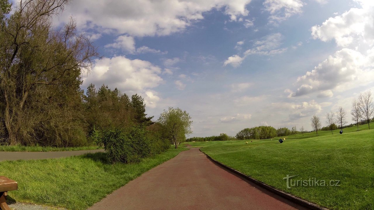 Příjezd k hřišti