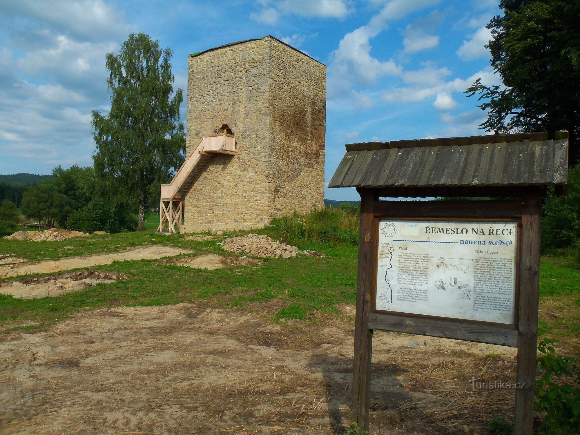 Toegang tot de toren van het voormalige fort vanaf de Heilige Steen