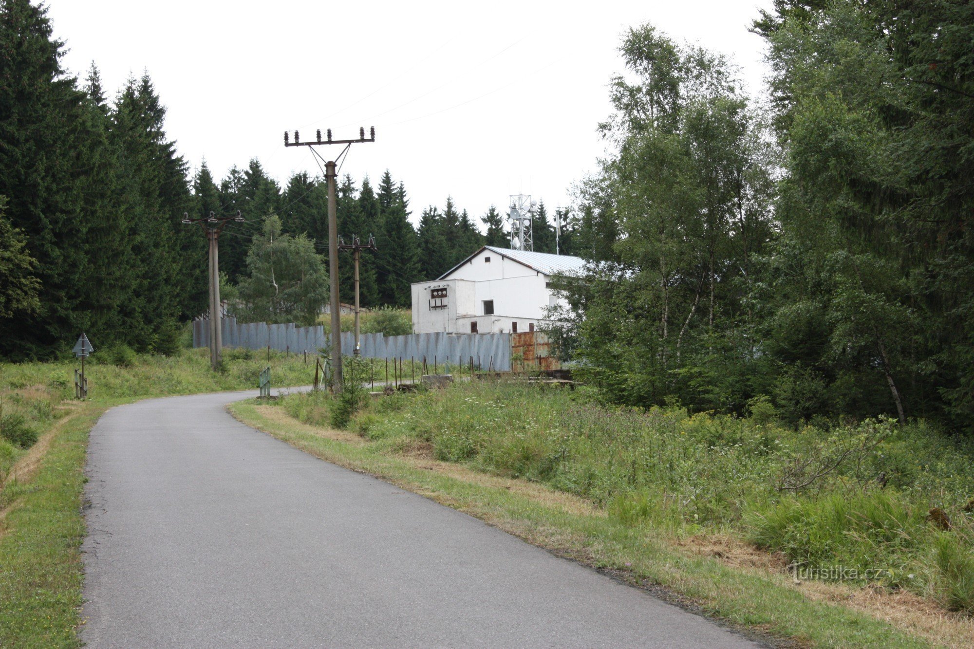 Arrival along the service military road to the Hanička fortress to the back gate