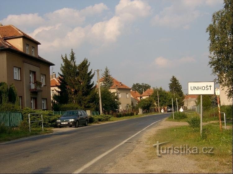 Arrivée de Kyšice : Únhošť à l'arrivée par la route de Kyšice