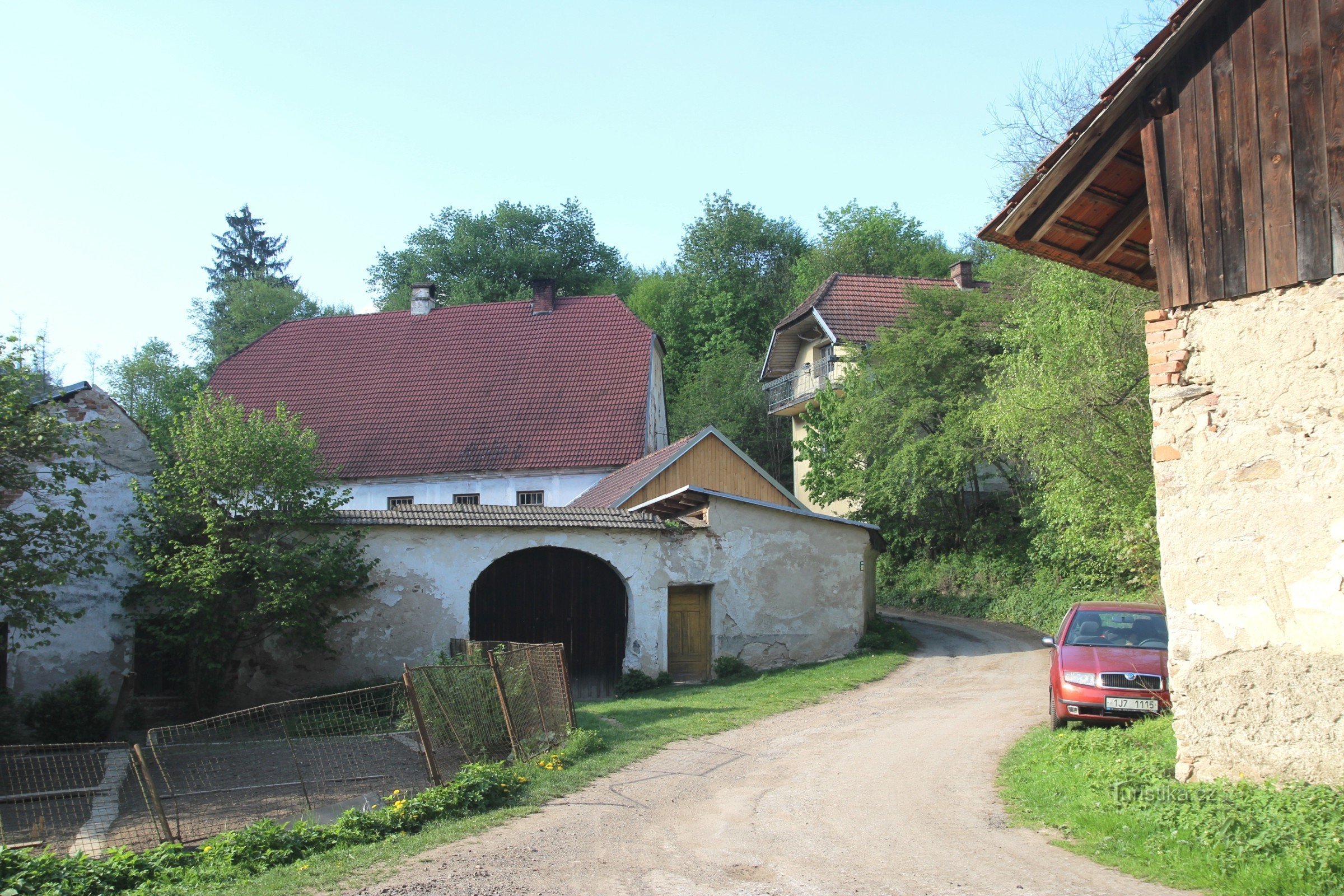 Drumul de acces la solitudinea Falcovy, care continuă spre Chytálek