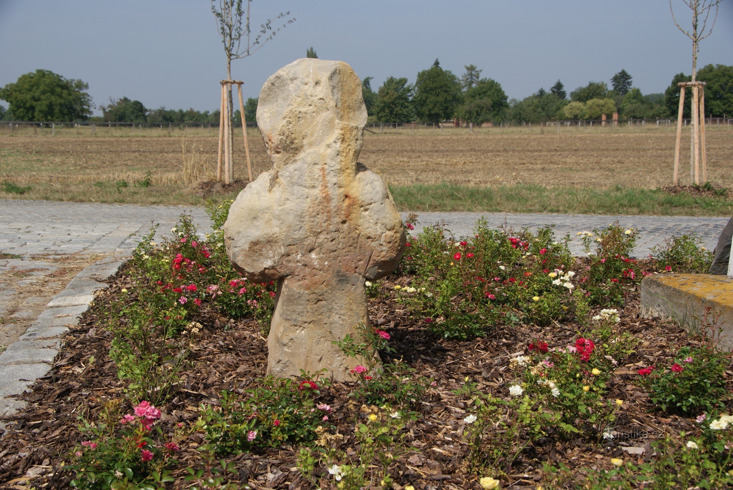 Órdenes (cerca de Olomouc) - "nueva" cruz de la paz a escala agrícola