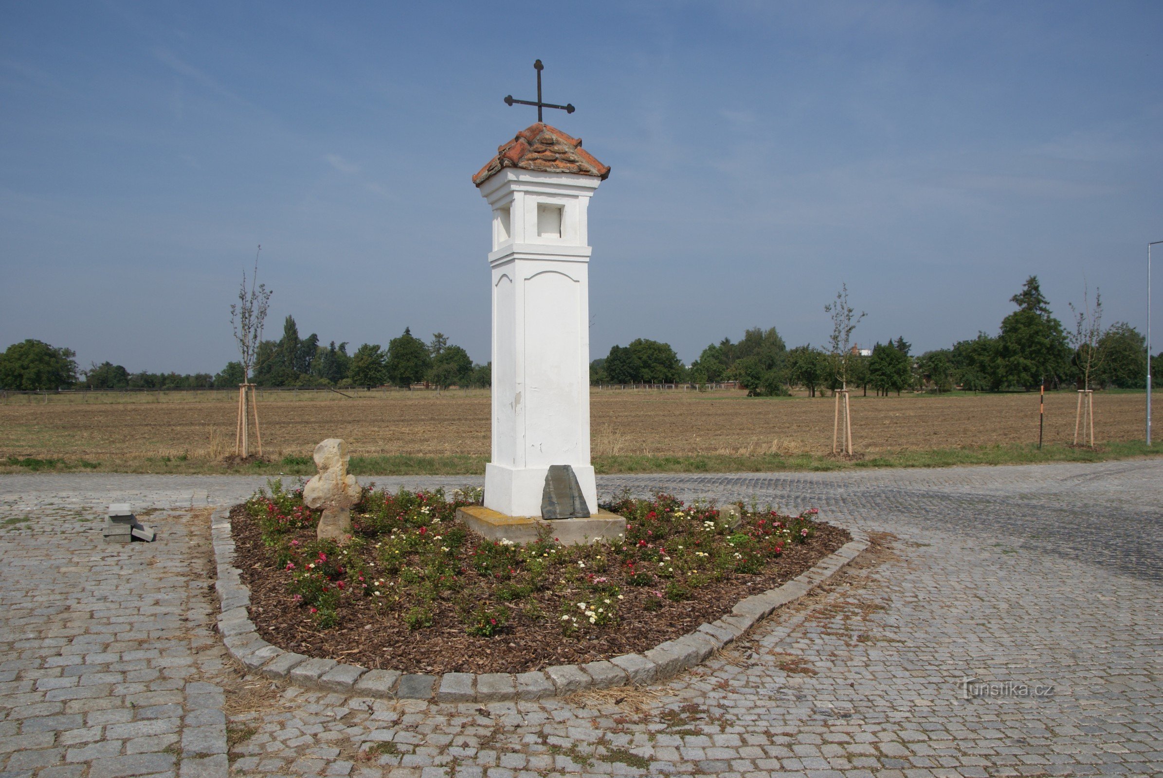 Naročila (pri Olomoucu) - "novi" mirovni križ na kmetijskem merilu