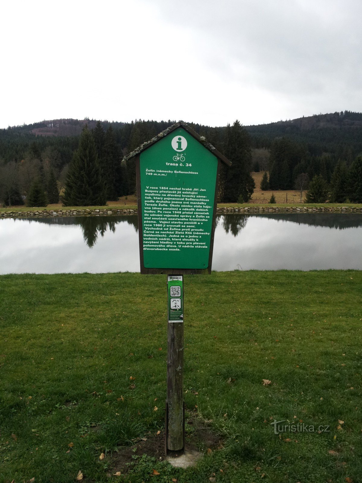 naturlig pool framför pensionatet Žofín