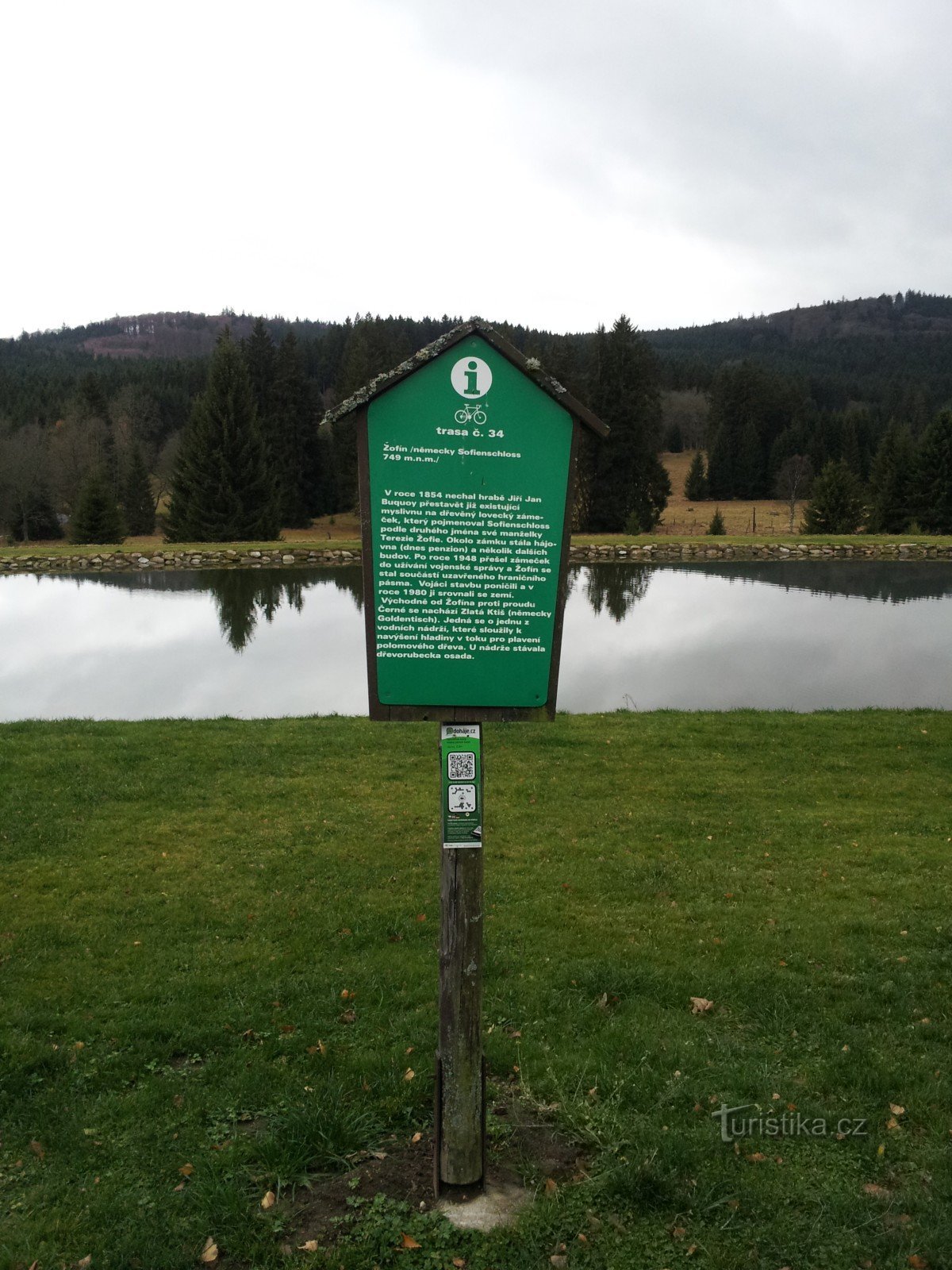 piscina naturala in fata pensiunii Žofín