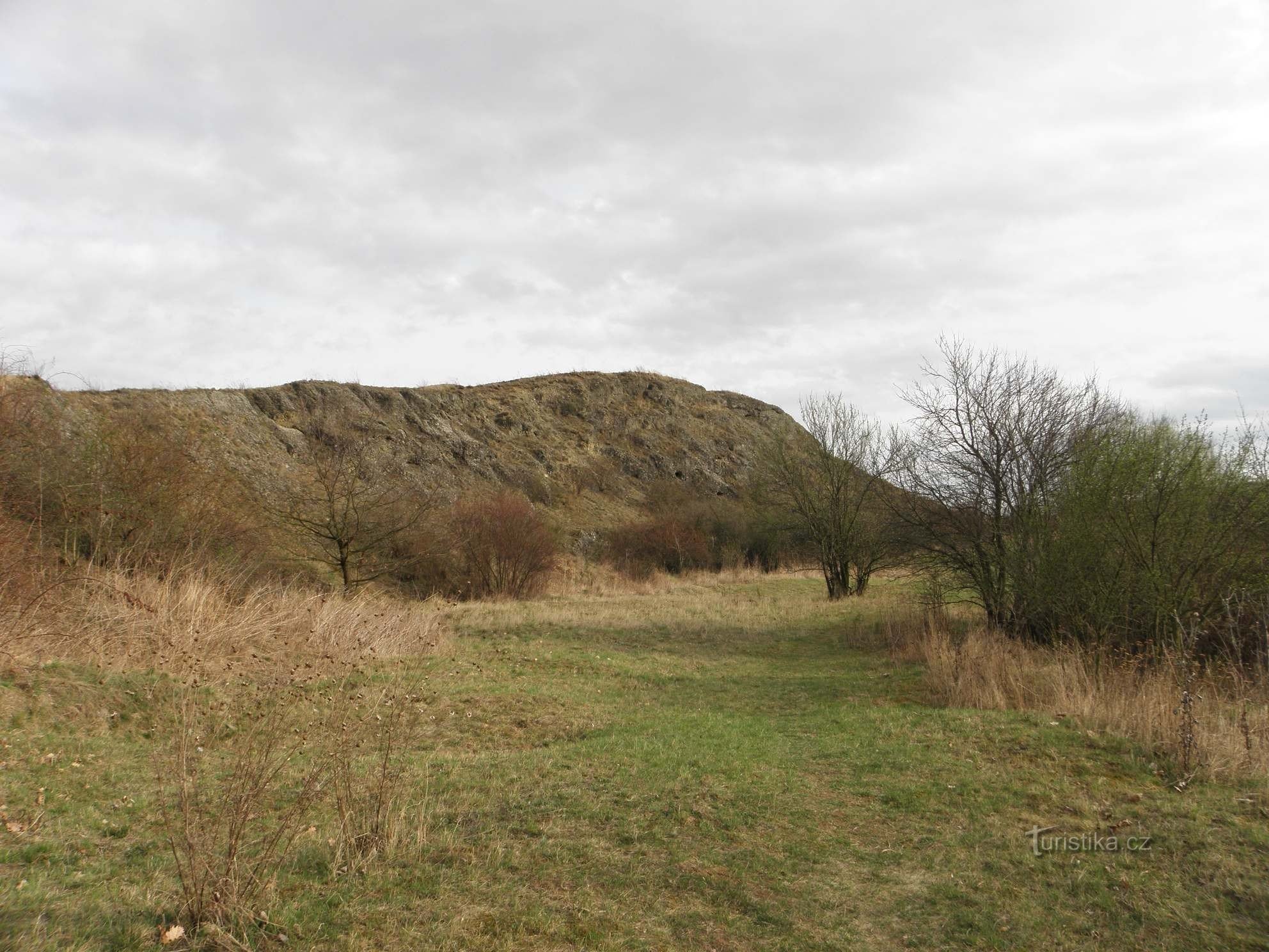 Monumento natural Horka - una plataforma previamente excavada en la colina principal - 2.4.2012 de abril de XNUMX