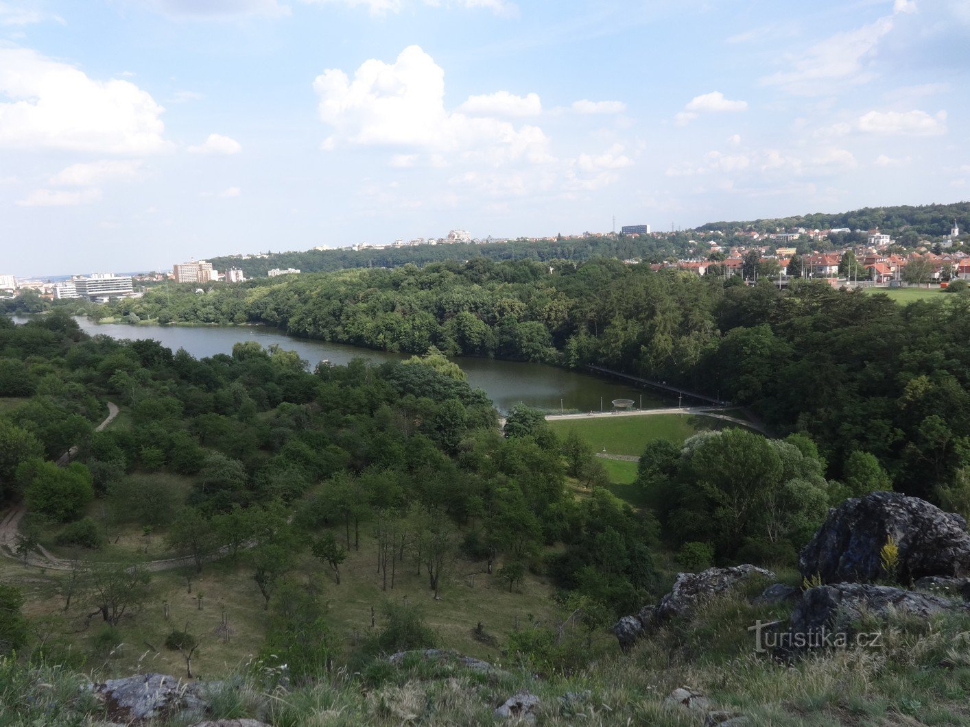 Parque Natural Šárka nos arredores da capital