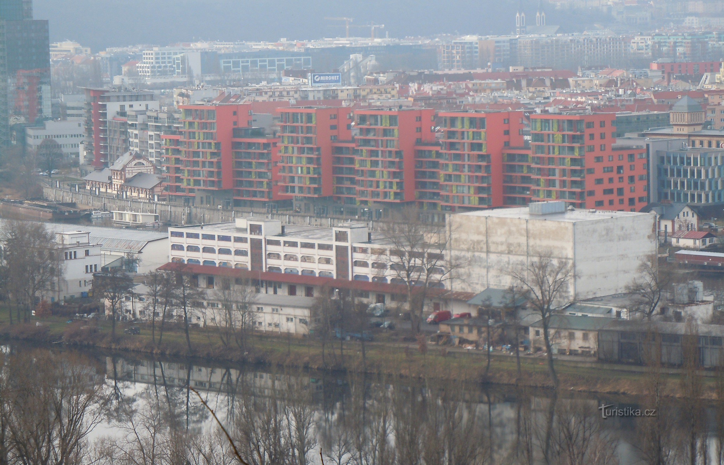 porto e novos edifícios de Bulovka