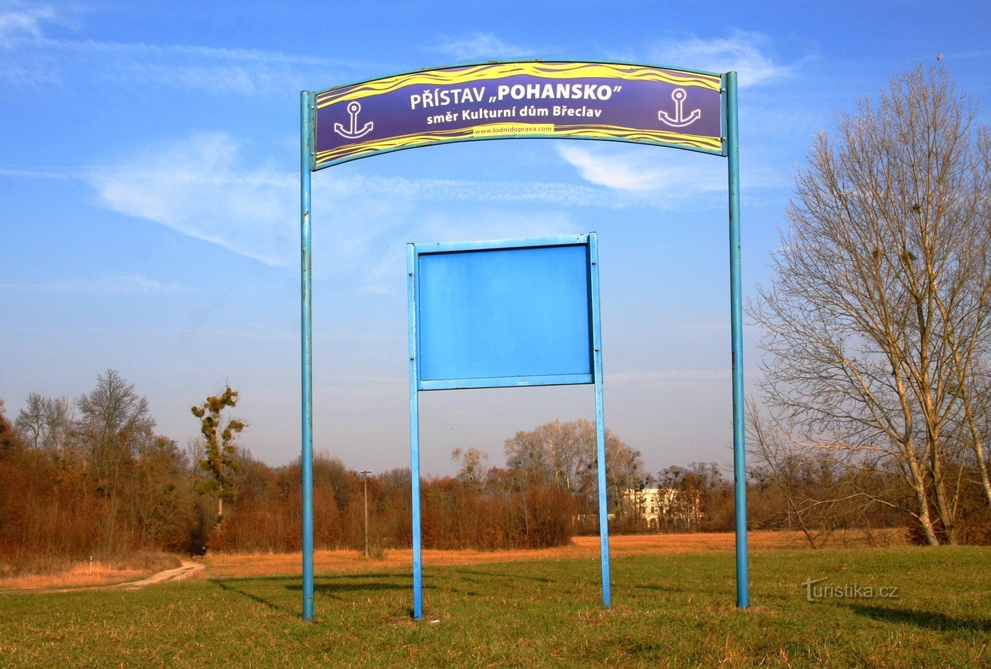 De pier in Pohansko, op de achtergrond het object van het kasteel