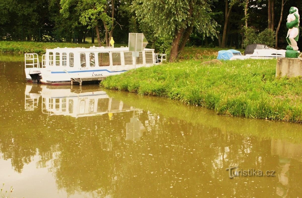 Pier in Strážnice met een levende vijver