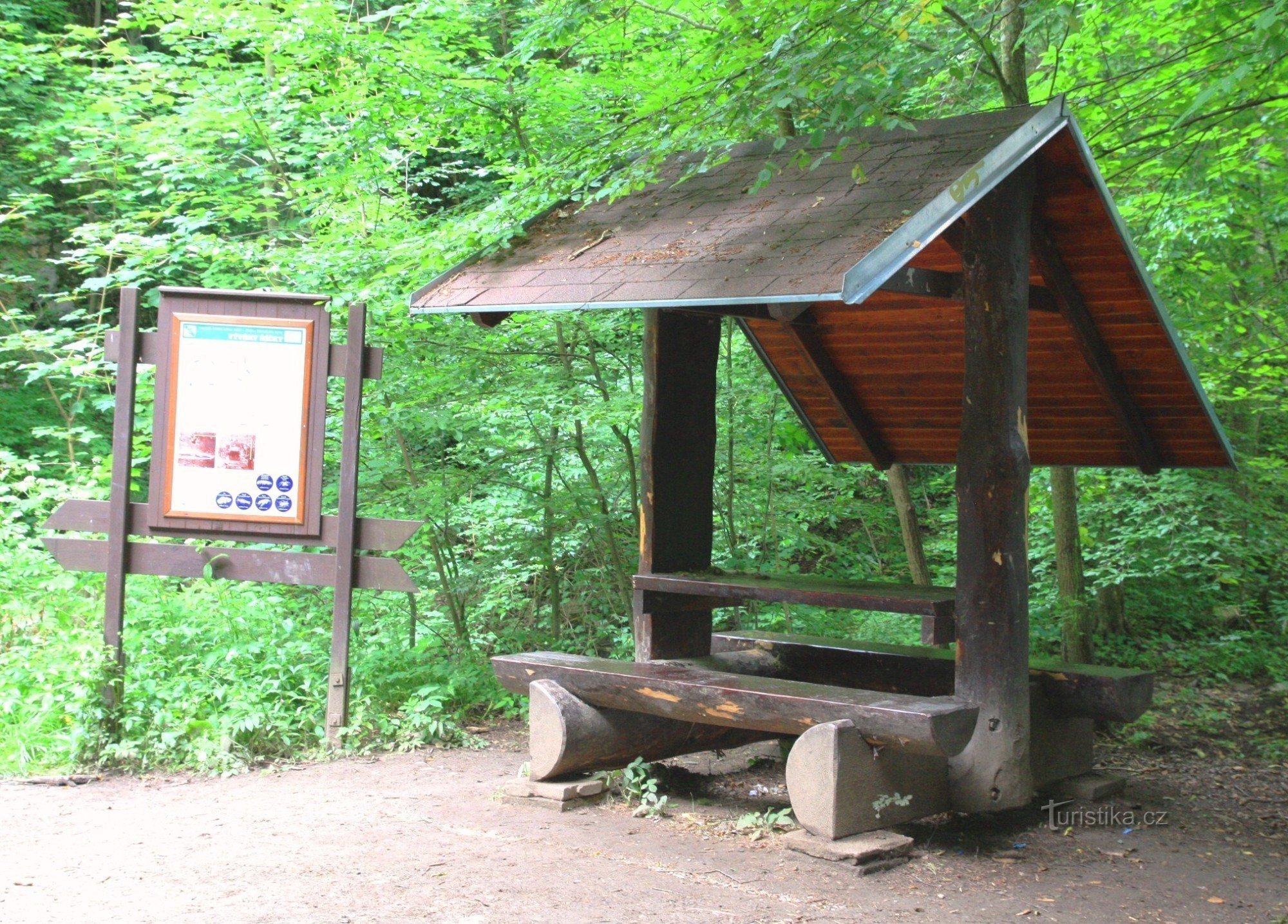 Schutzhütte und Informationstafel an der Quelle