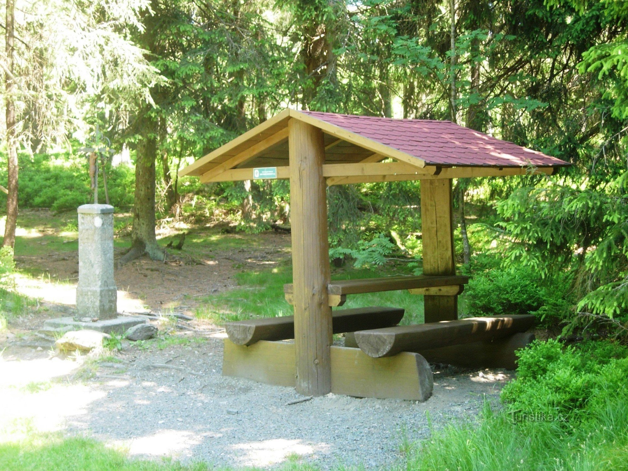 A shelter and a cross at the crossroads Tomandlův křížek