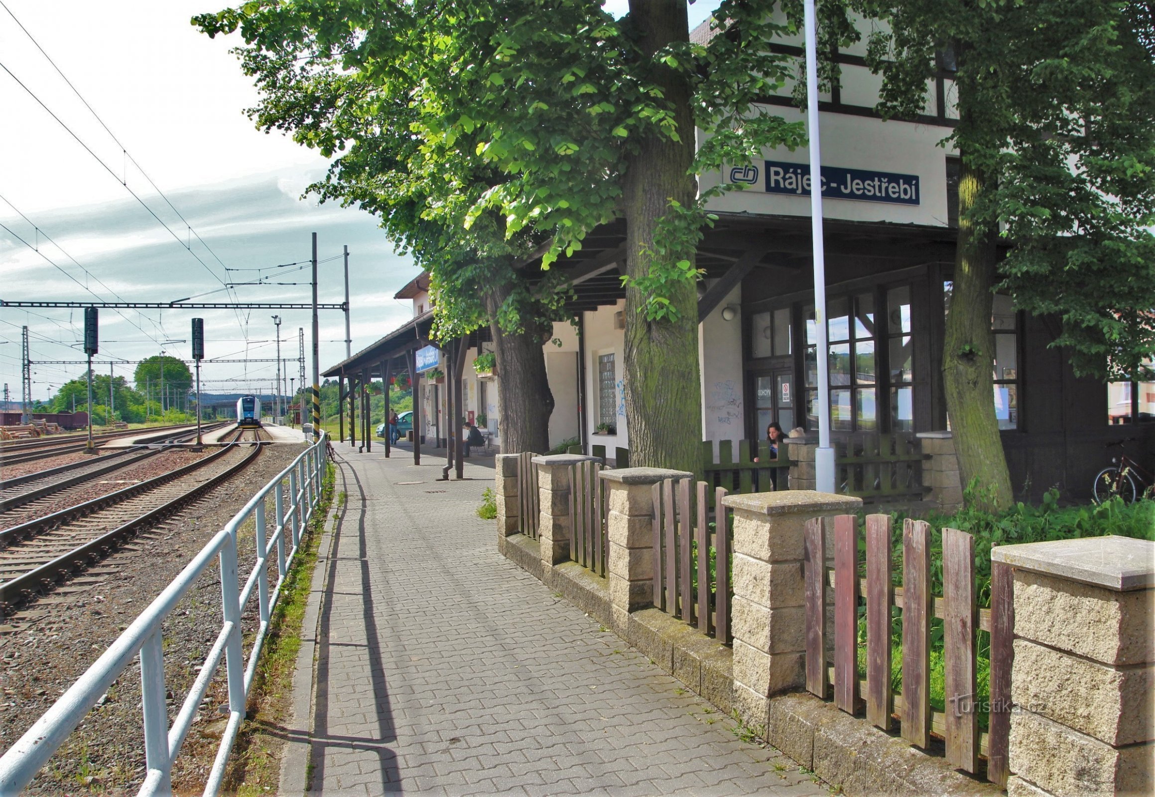 Zugang zum Bahnhofsgebäude