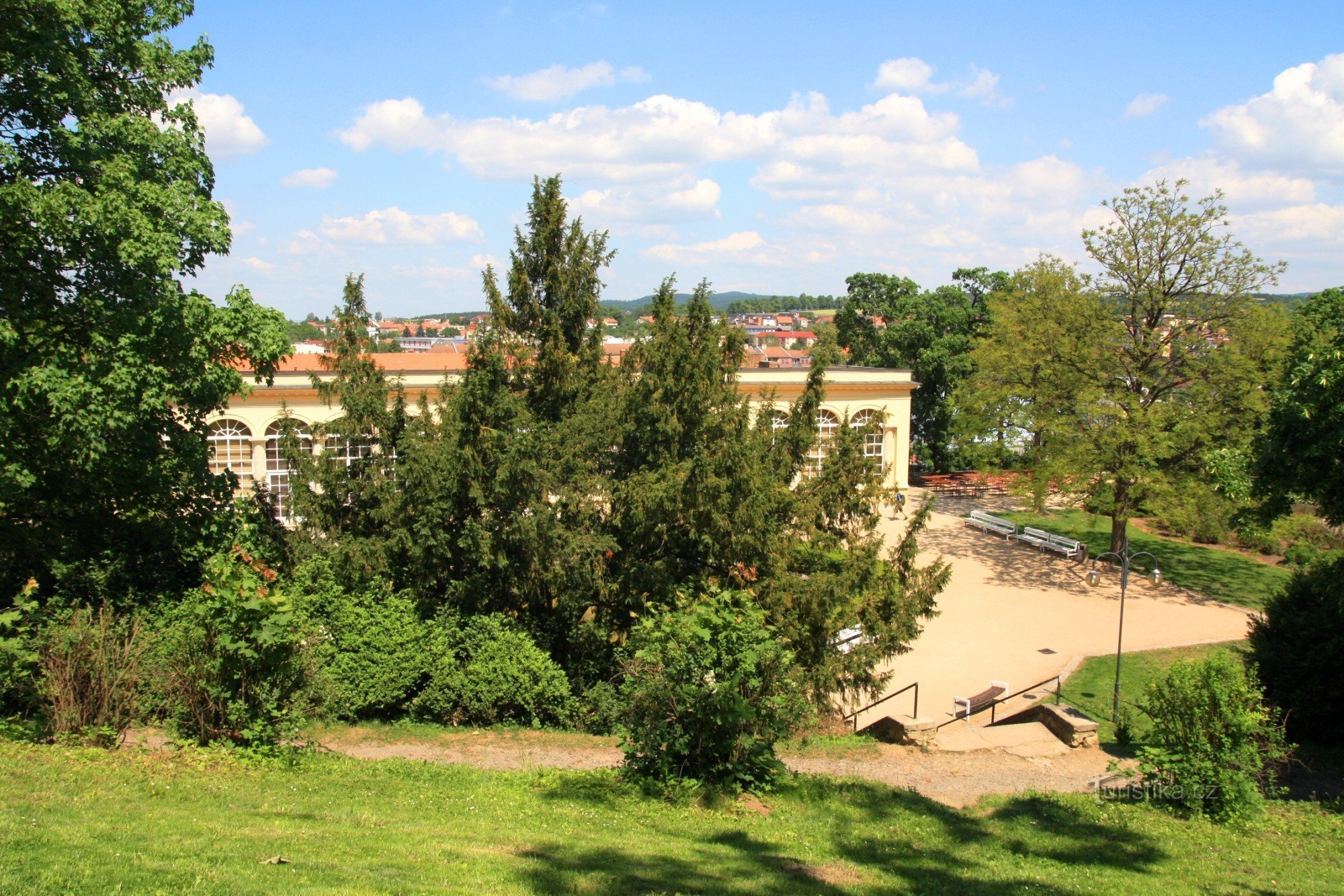 Wejście do kina jest z parku zamkowego