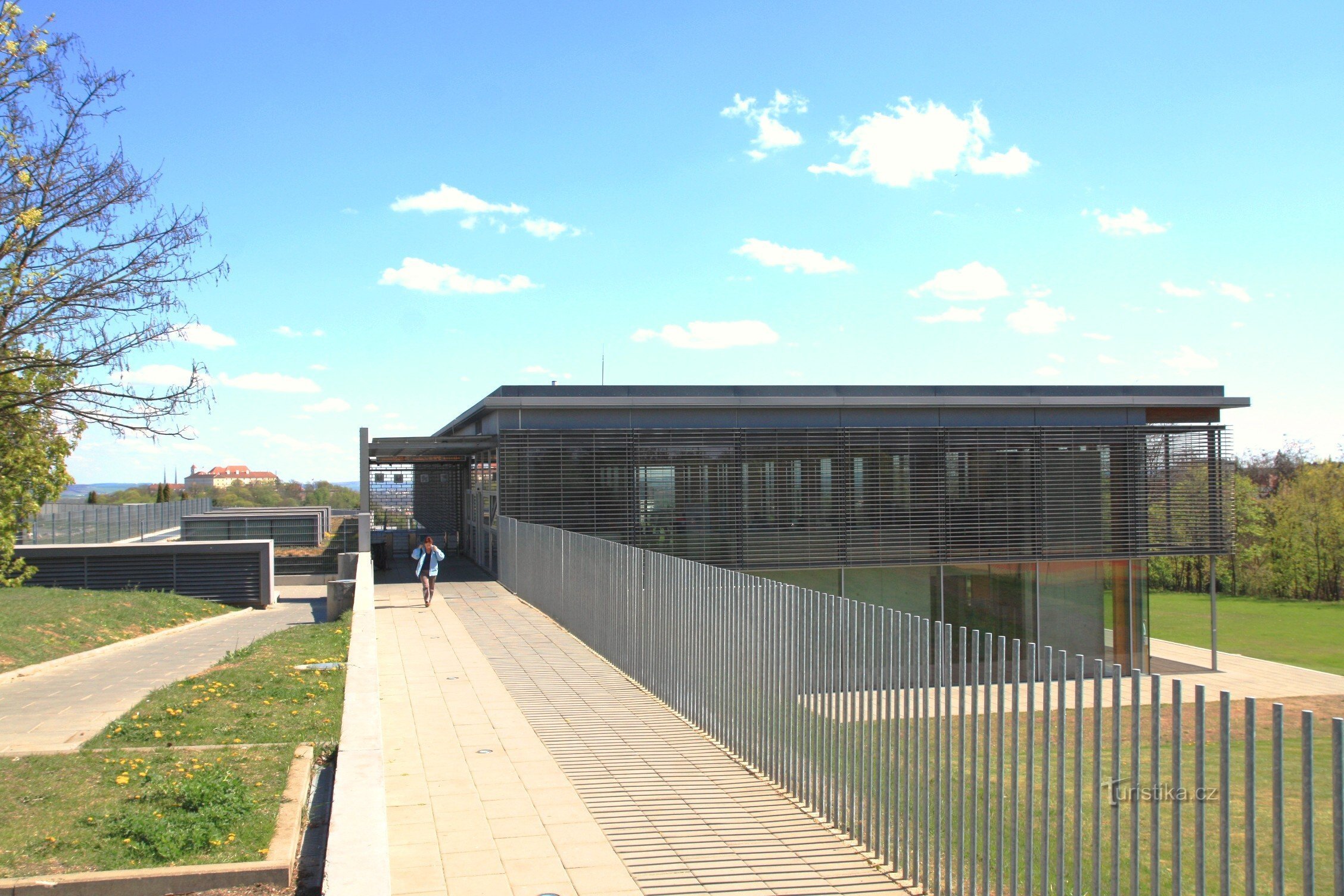 Toegang tot het zwembad met het entreegebouw van het restaurant en het binnenzwembad