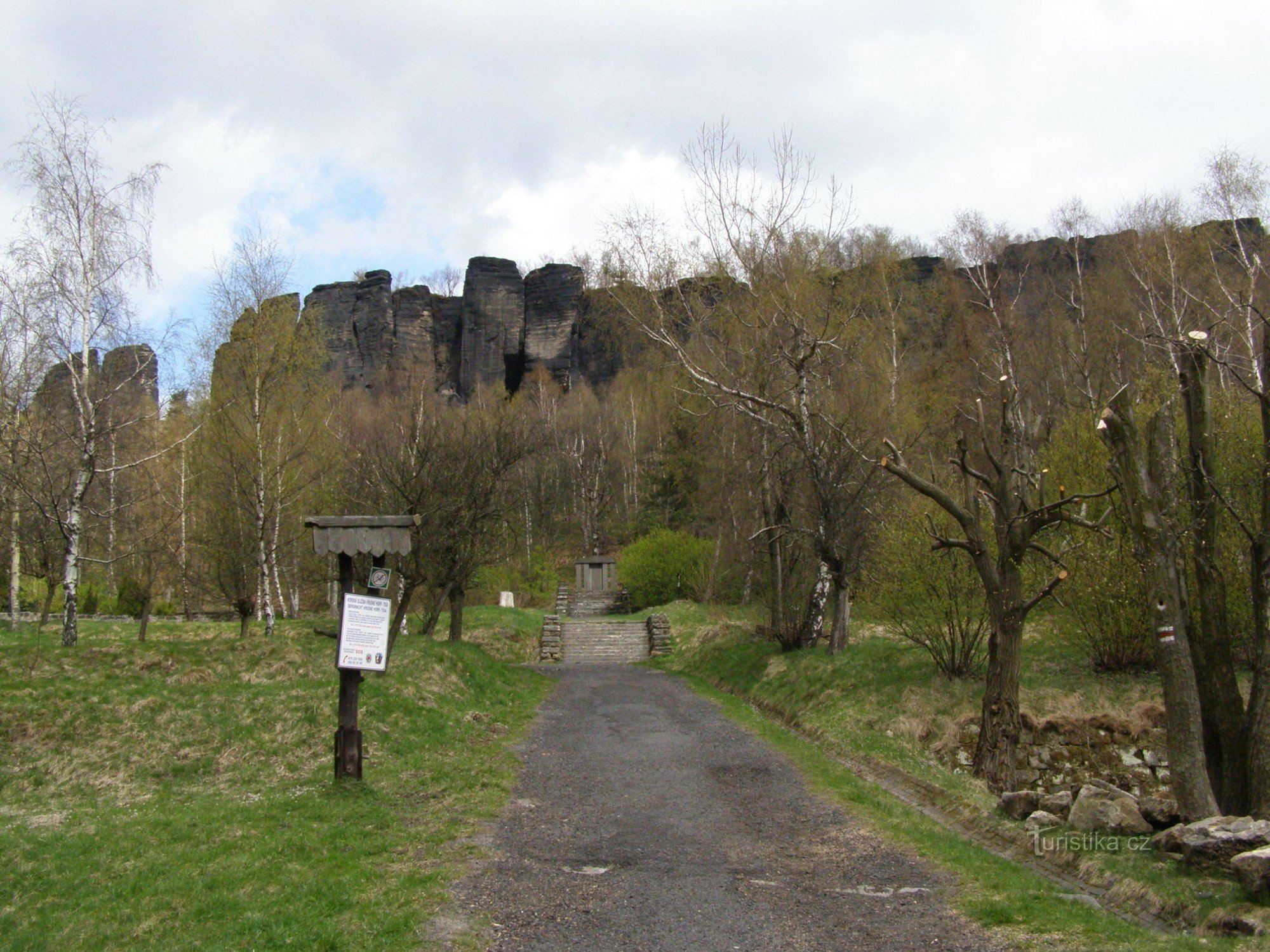 Route d'accès aux murs de Tiske depuis Tisé