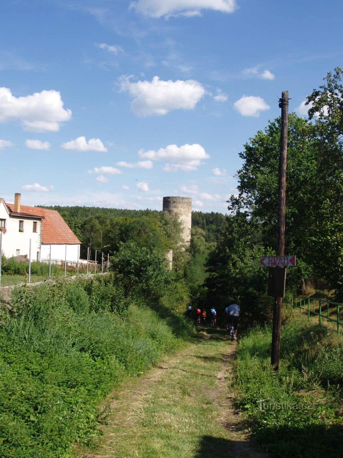 Strada di accesso al castello