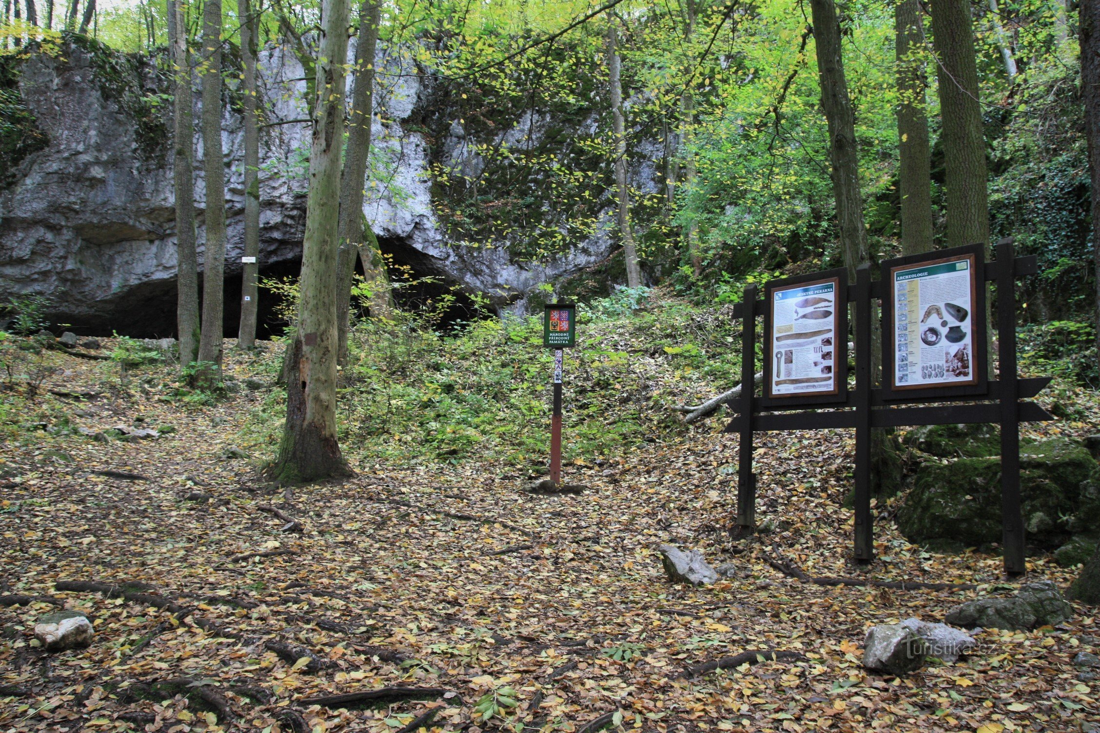 Camino de acceso a la cueva de Pekárna