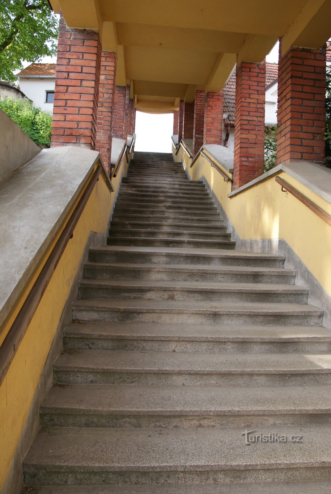 pristup natkrivenim stubištem