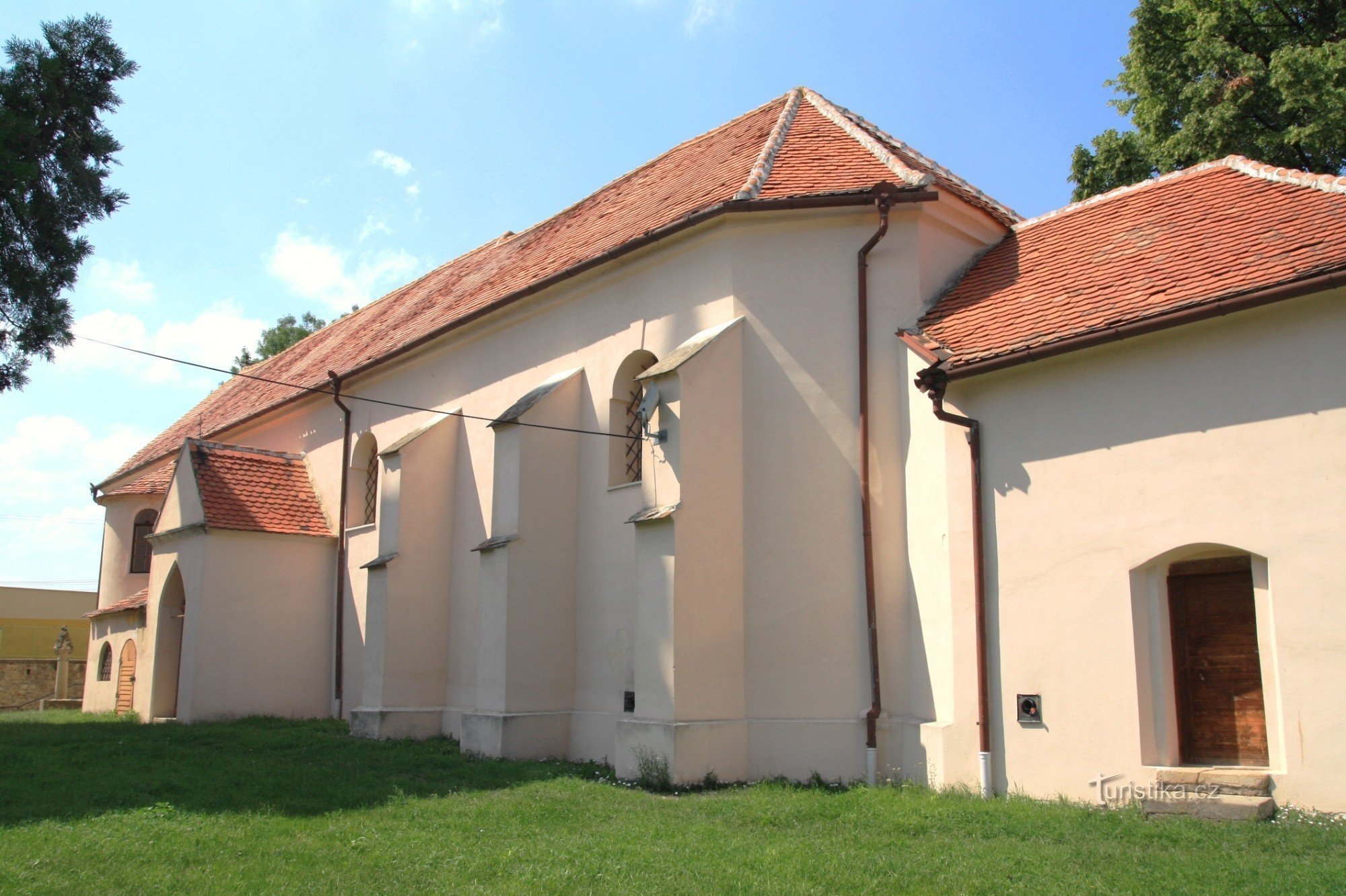 Přítluky - kerk van St. Markten uit het oosten