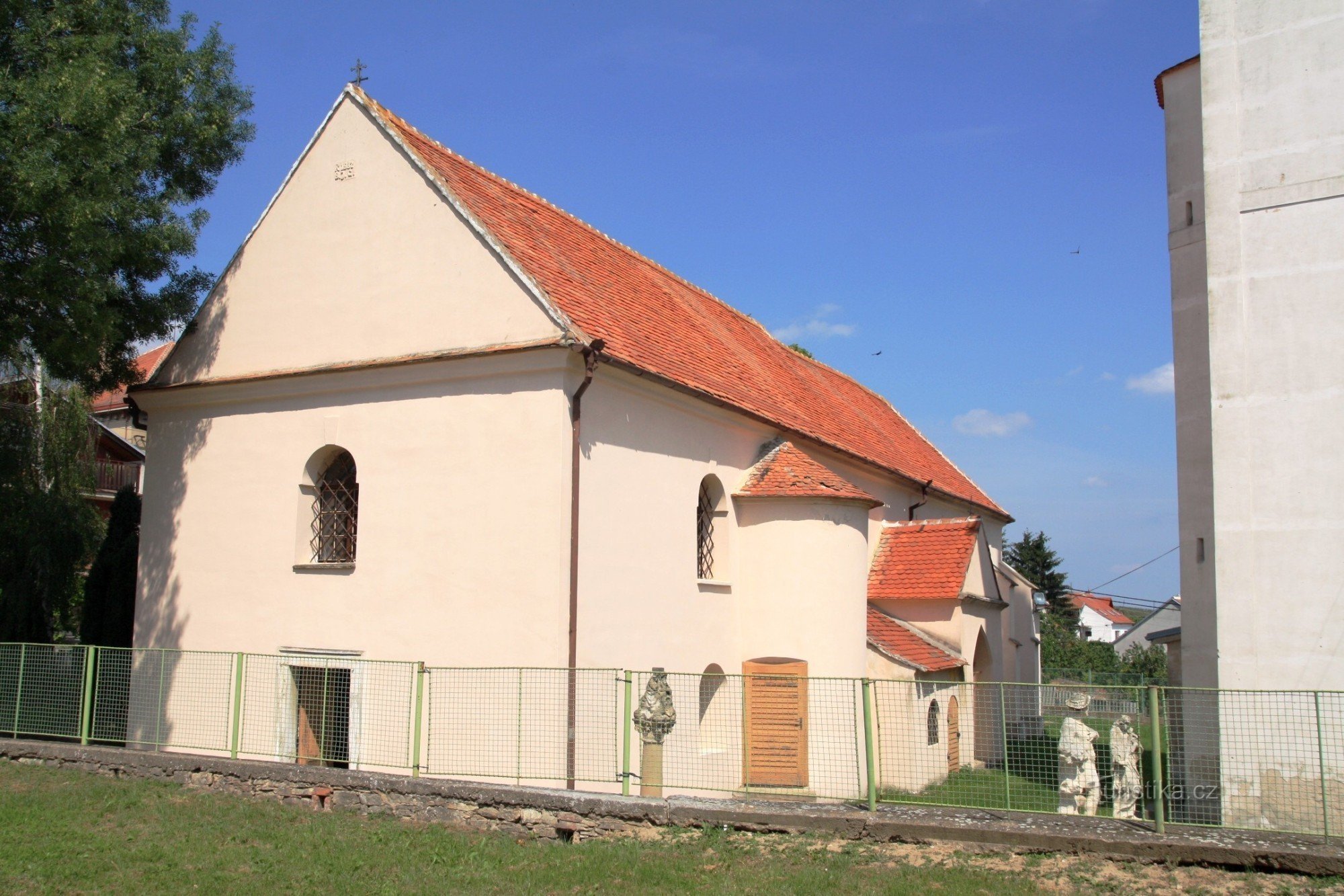 Přítluky - Kirche St. Märkte aus dem Westen