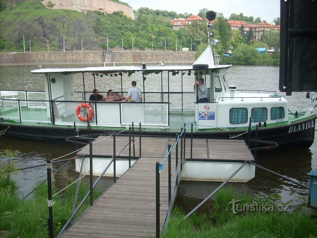 Cu feribotul de la Císařka la Mánes