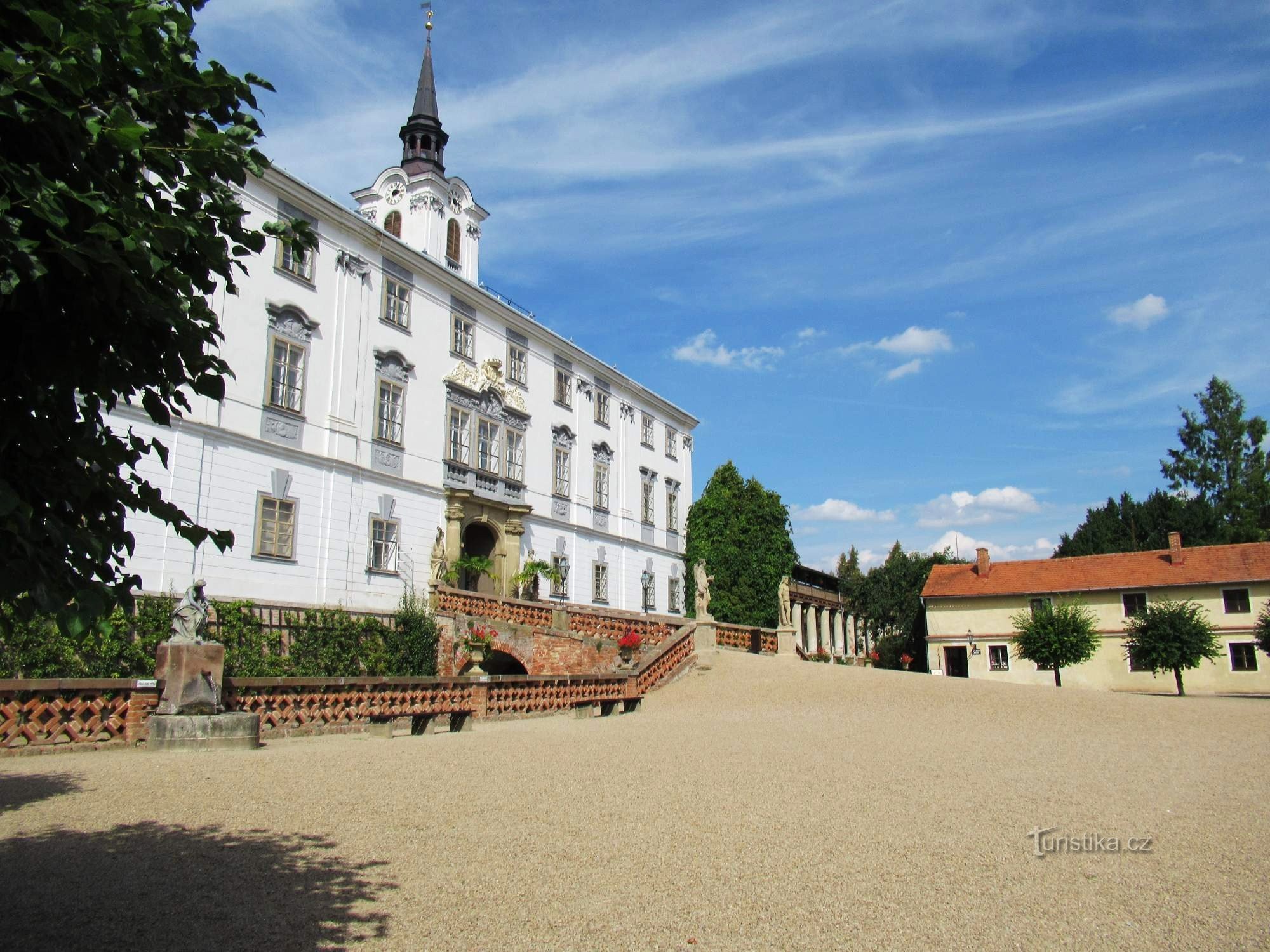 リシツェのバロック様式の城と城の庭園を散策