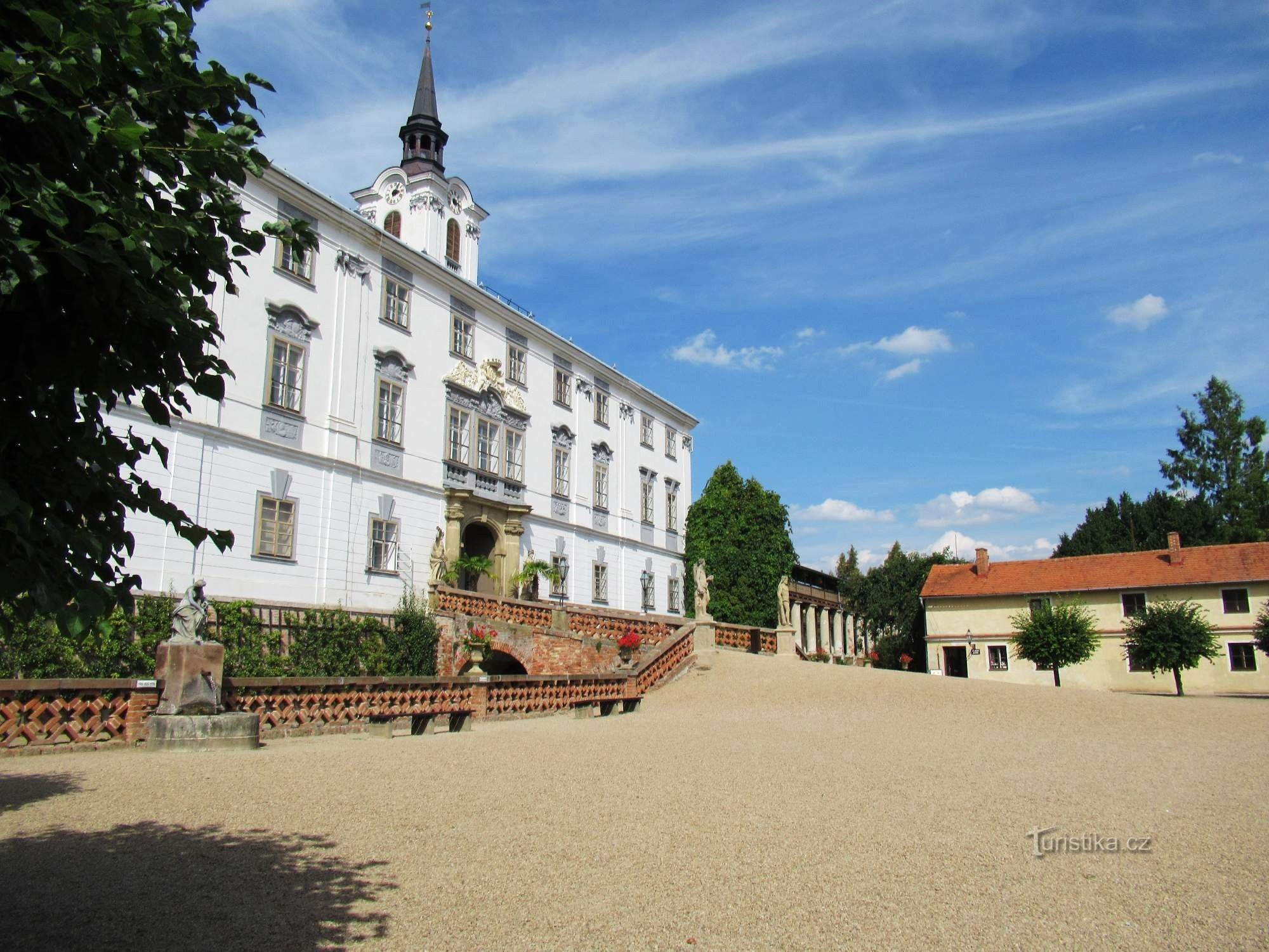 Balade dans le château baroque et le jardin du château de Lysice