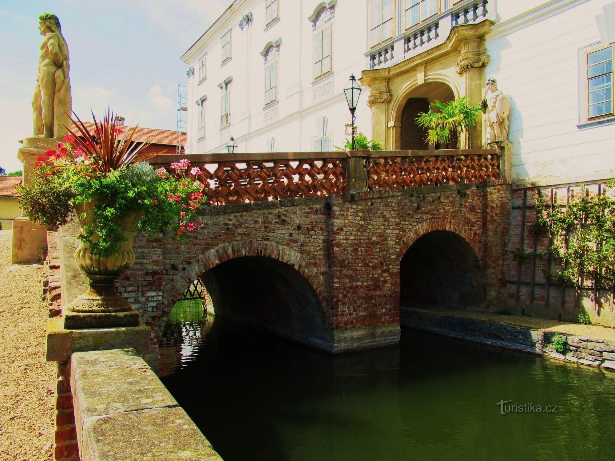 Balade dans le château baroque et le jardin du château de Lysice