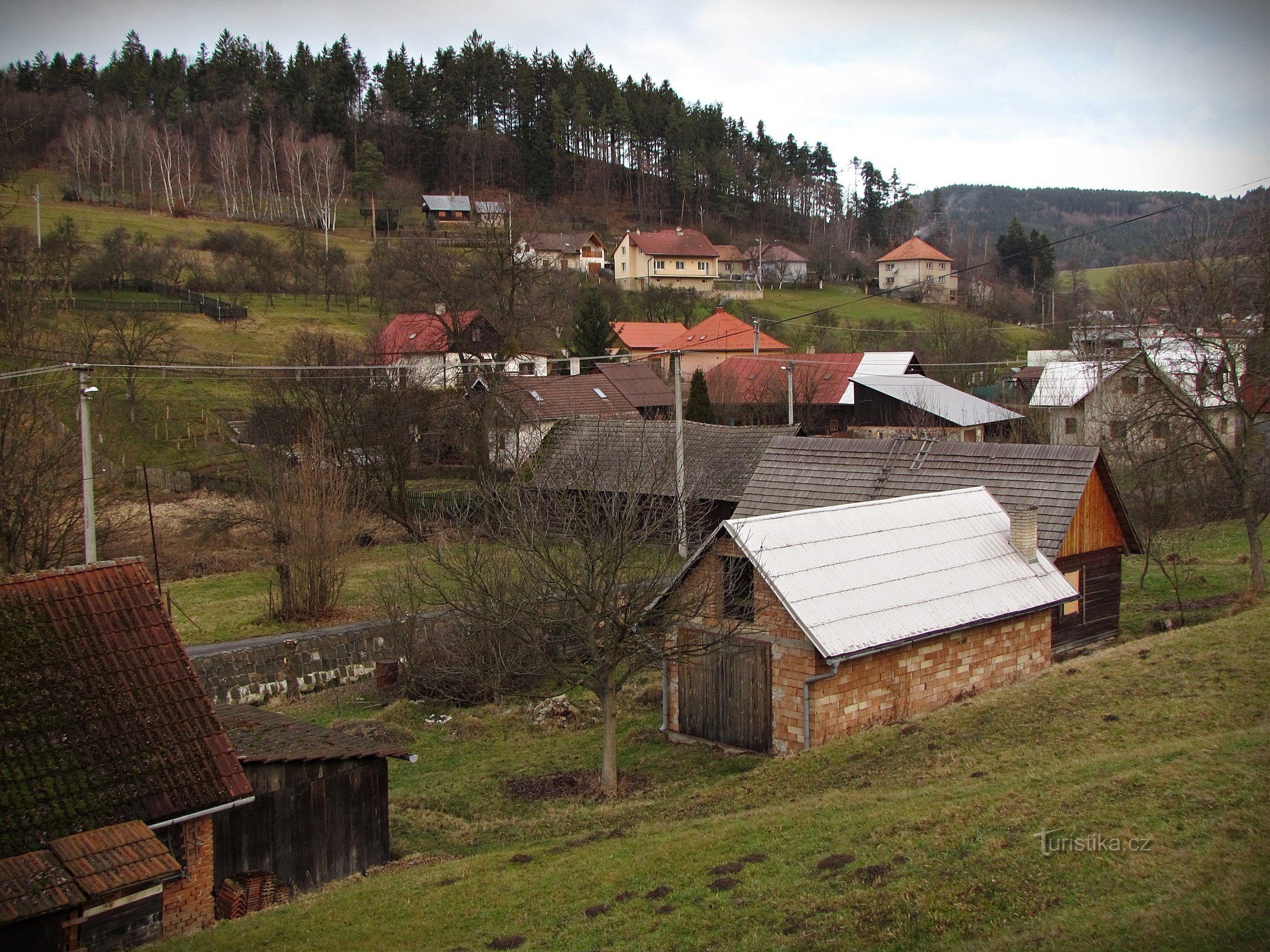 步行穿过 Vlčková 村