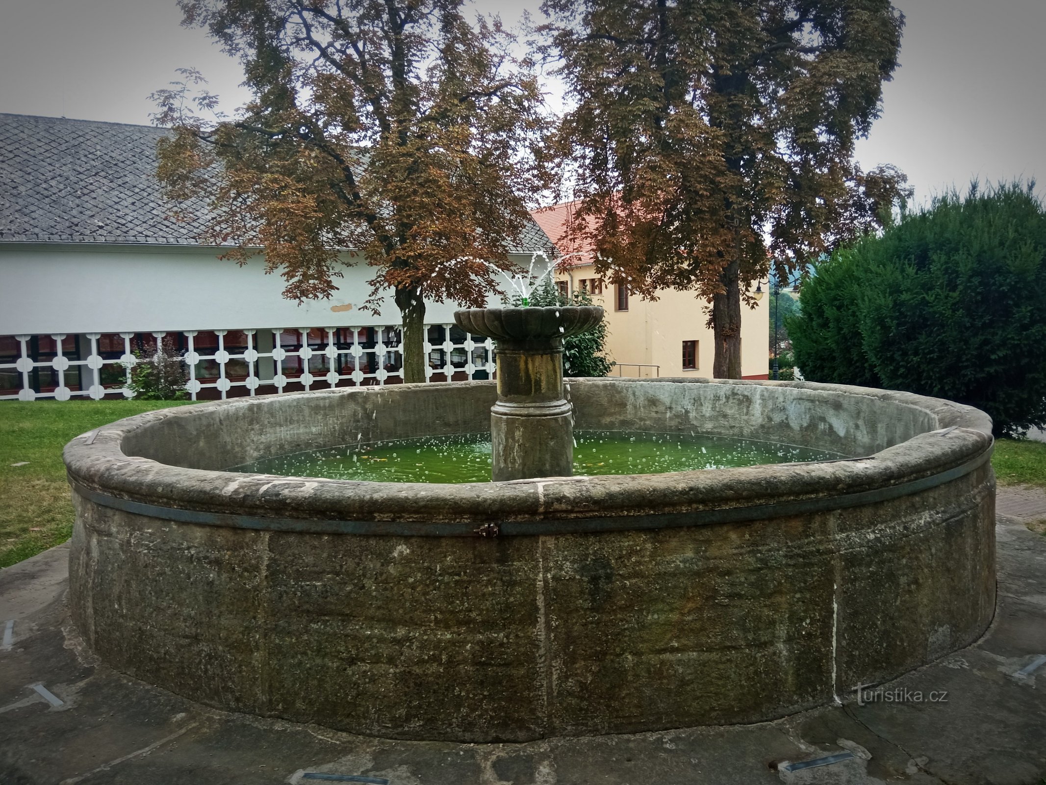 En promenad genom den historiska stadskärnan i Lomnice nära Tišnov