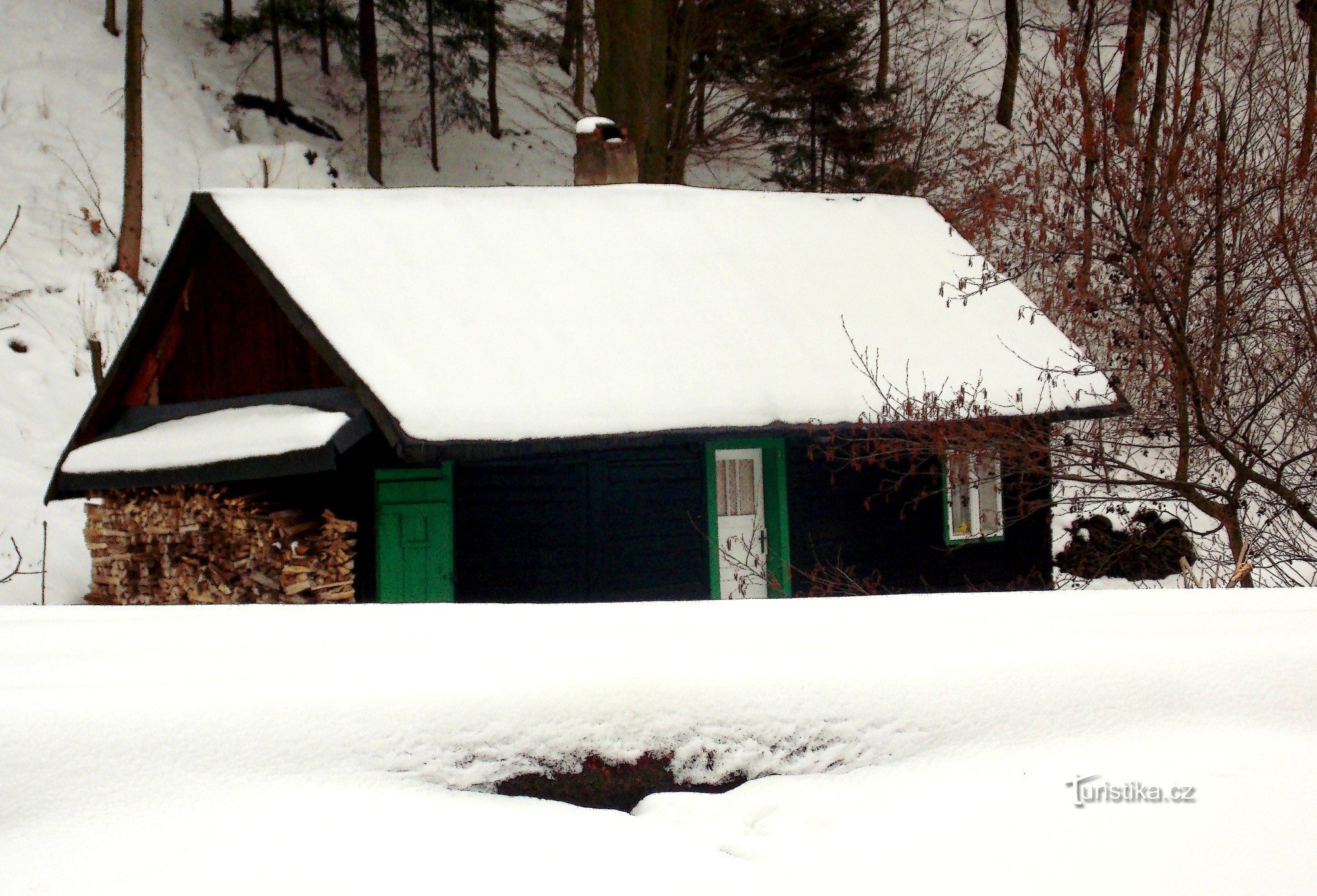 Um passeio pela neve da primavera em torno de Držková