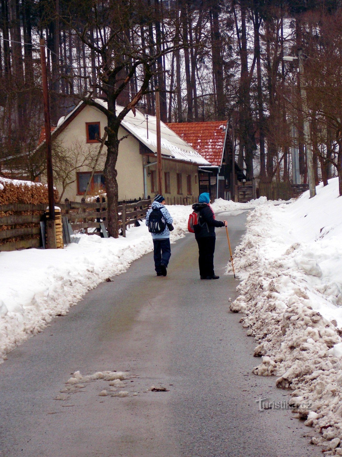 En promenad genom vårsnön runt Držková