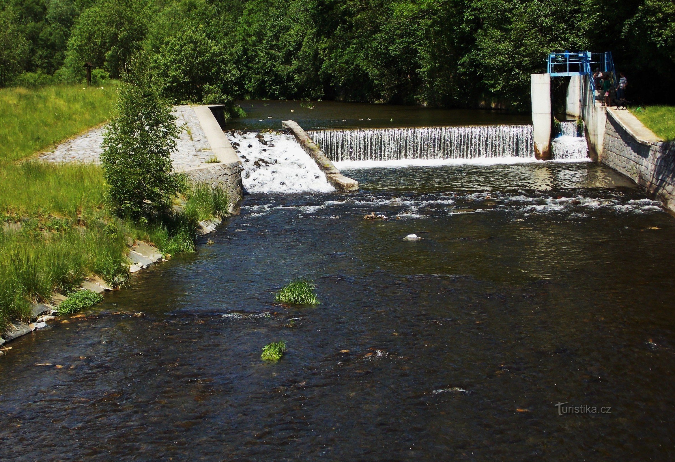 在 Vrbno pod Pradědem 附近穿过 Karlovice