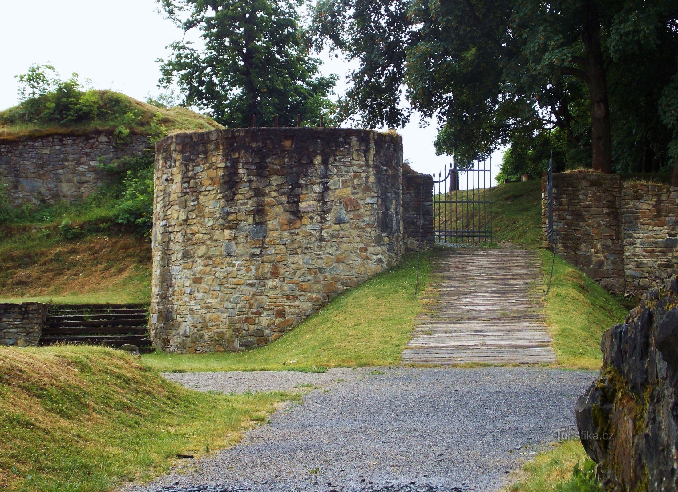 Een wandeling naar de ruïnes van het kasteel en over de vijvers naar het centrum van Brumov