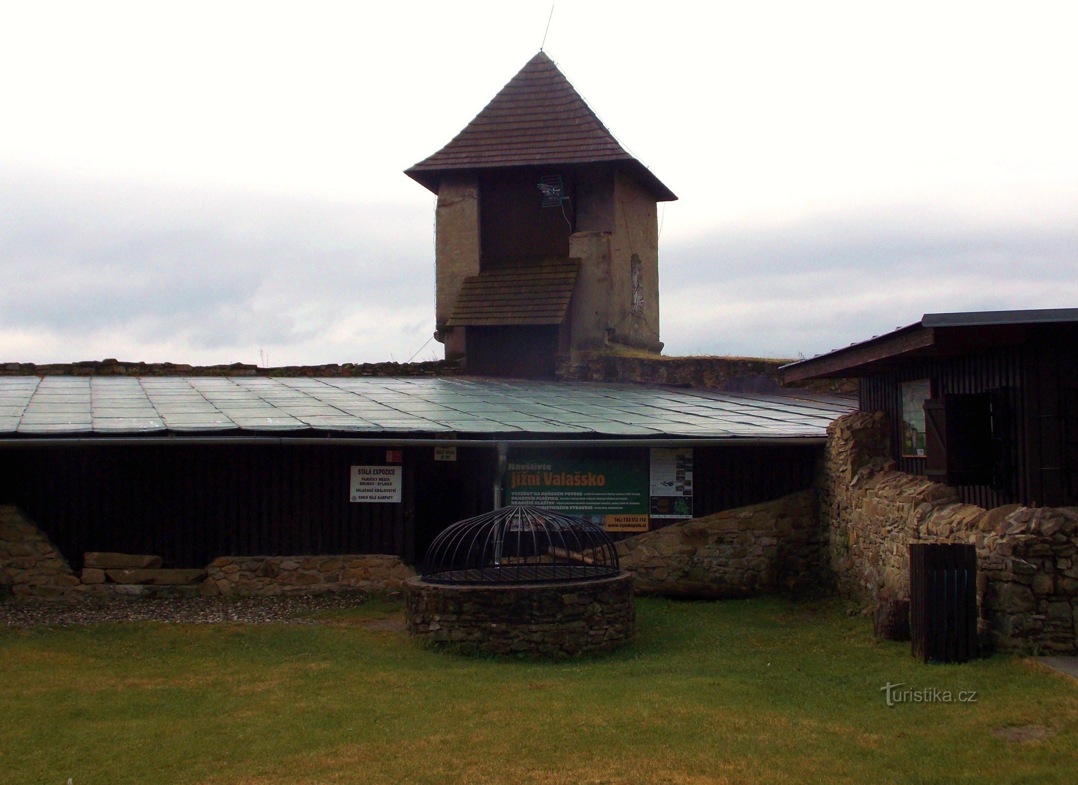 Procházka ke zřícenině hradu a přes rybníky do centra Brumova