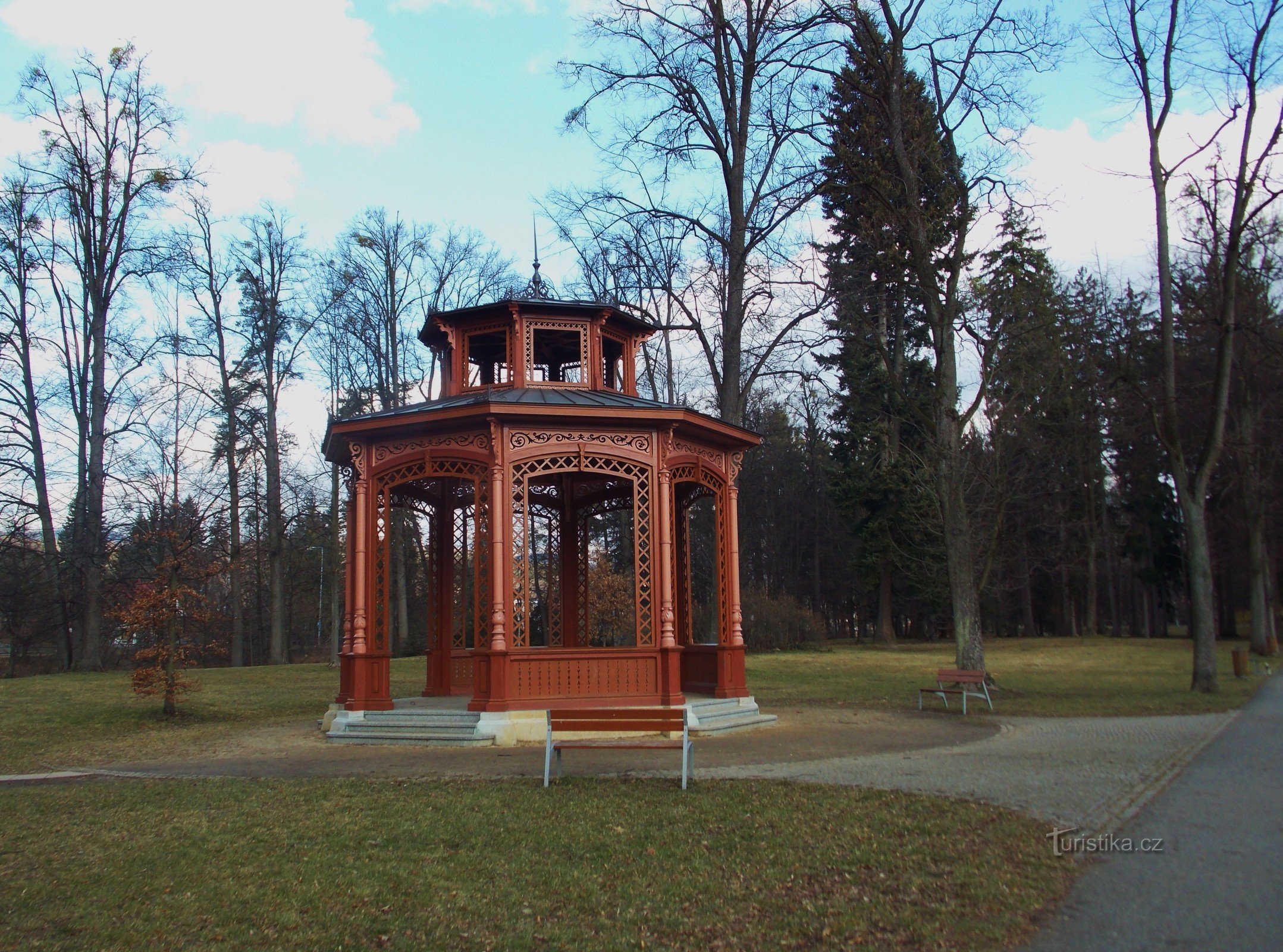 Đi bộ qua công viên spa ở Rožnov pod Radhoštěm